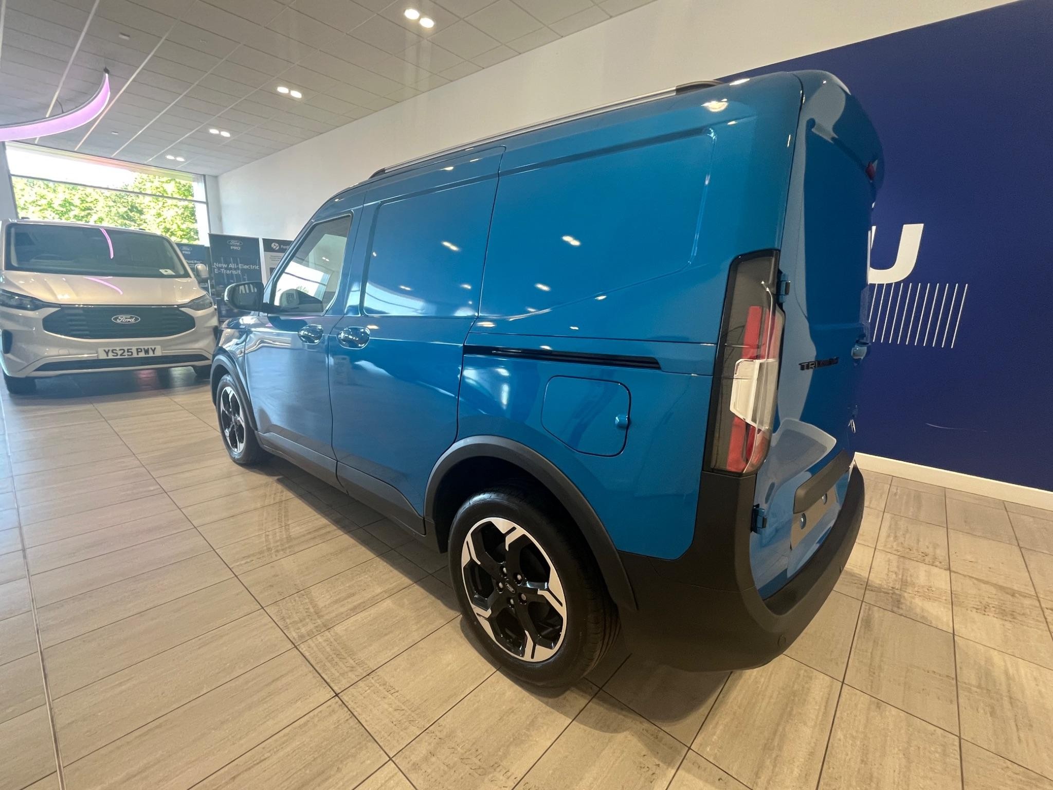 Ford Transit Courier Image 5
