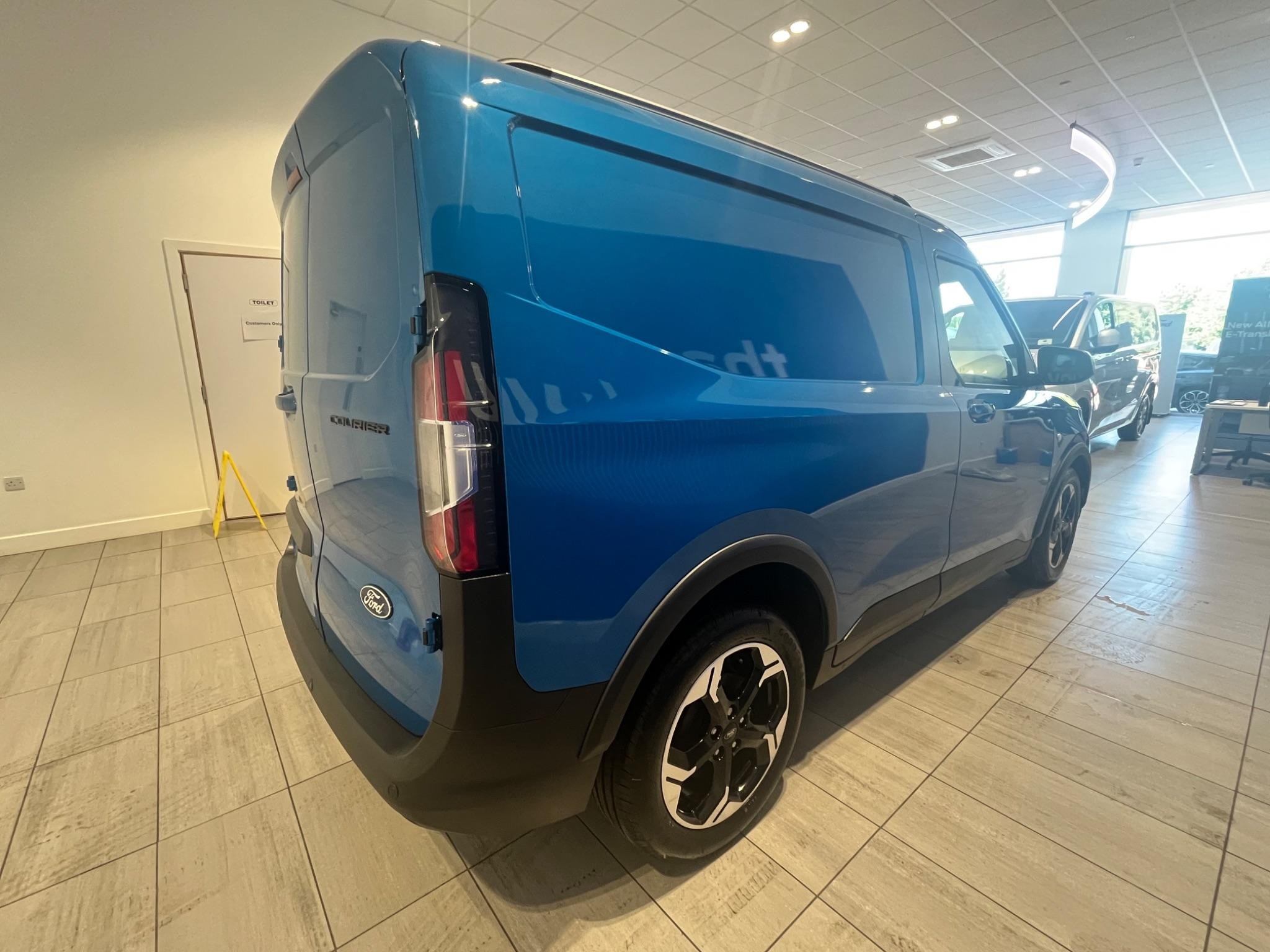 Ford Transit Courier Image 7
