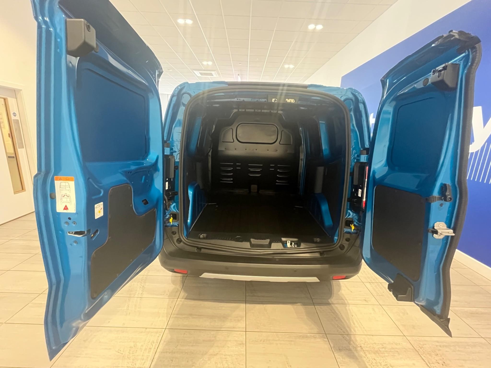 Ford Transit Courier Image 8