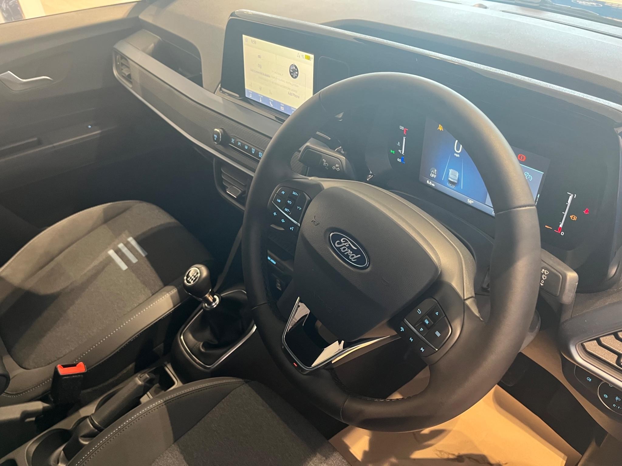 Ford Transit Courier Image 9