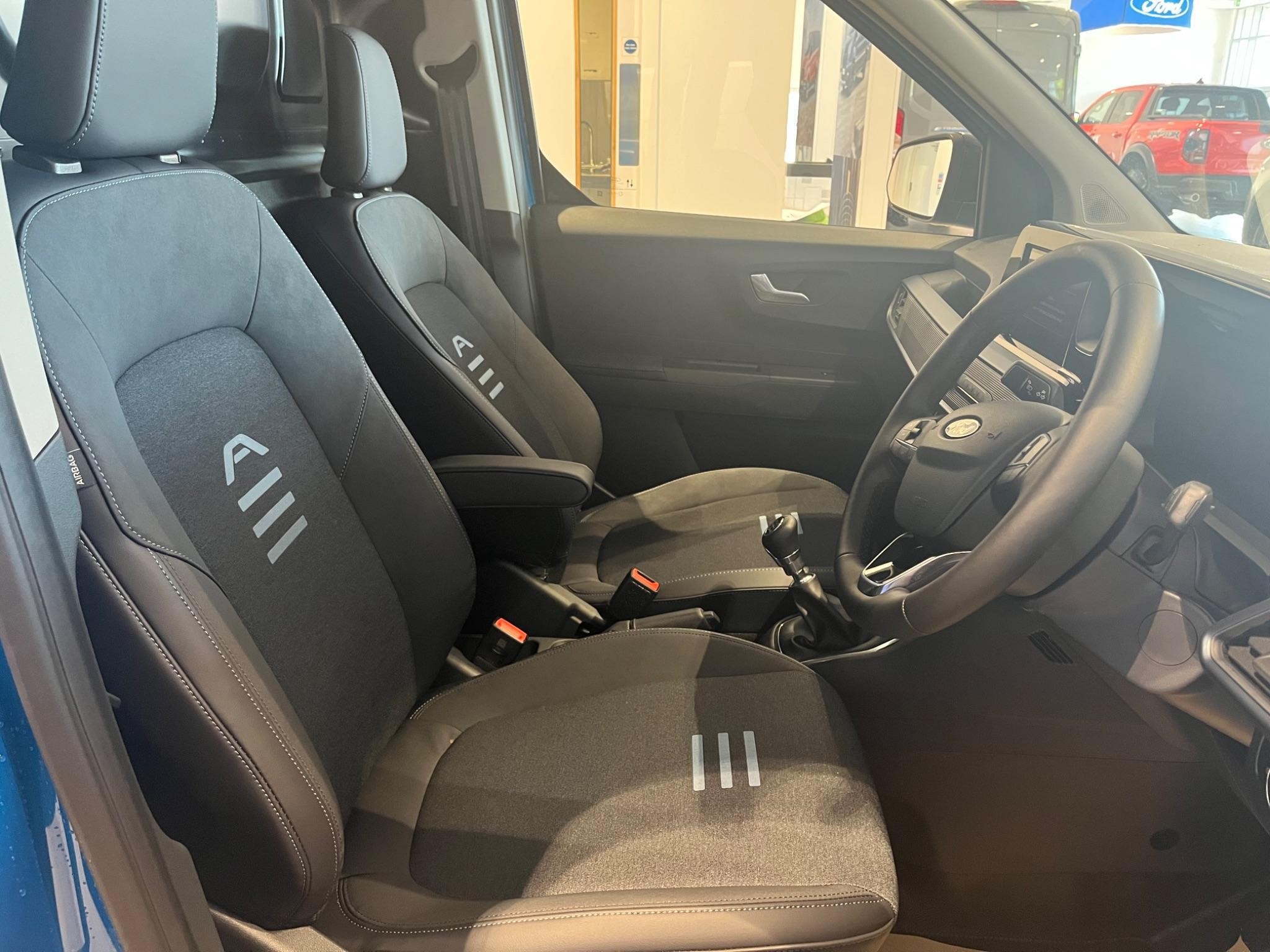 Ford Transit Courier Image 12