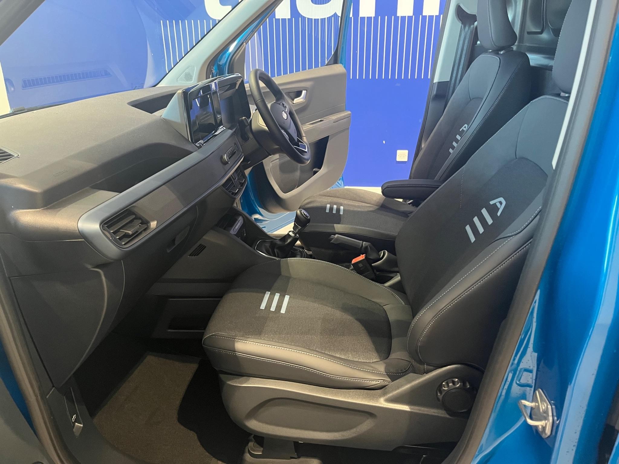 Ford Transit Courier Image 13