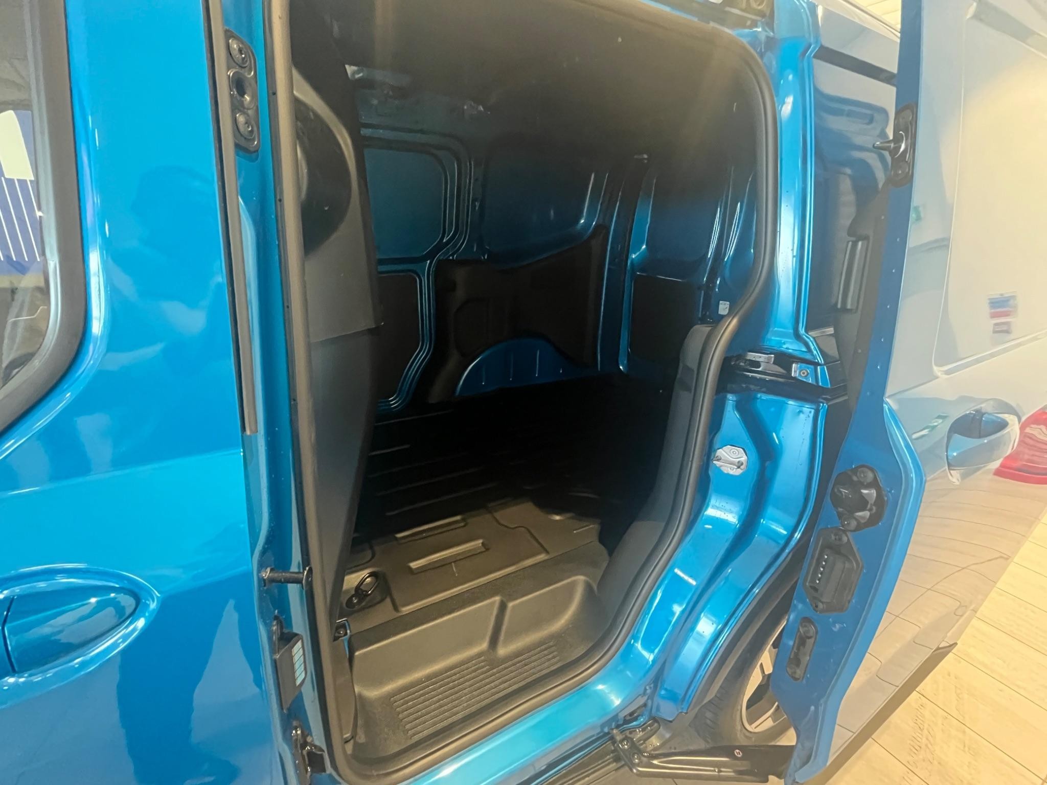 Ford Transit Courier Image 14