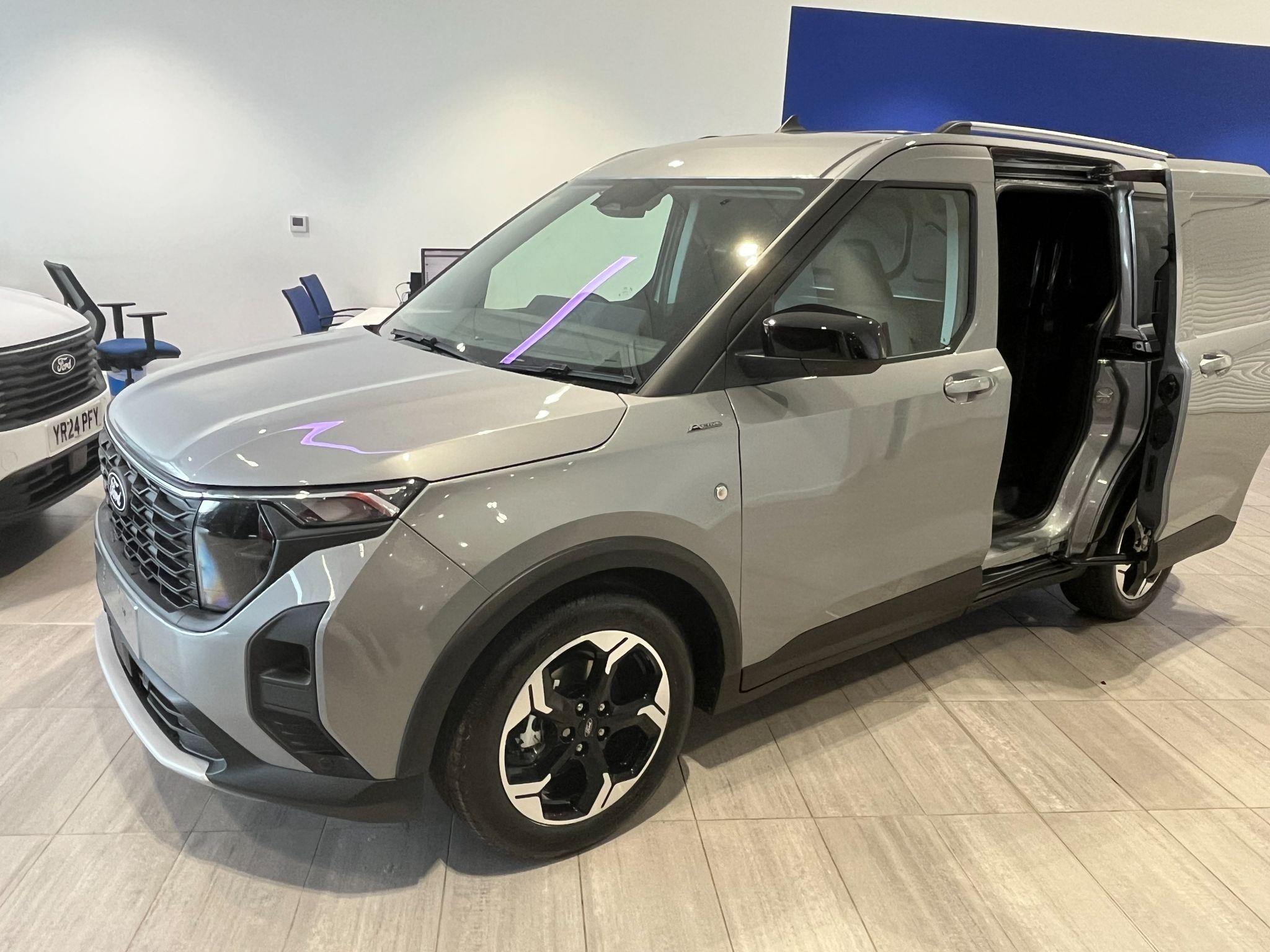 Ford Transit Courier Image 2
