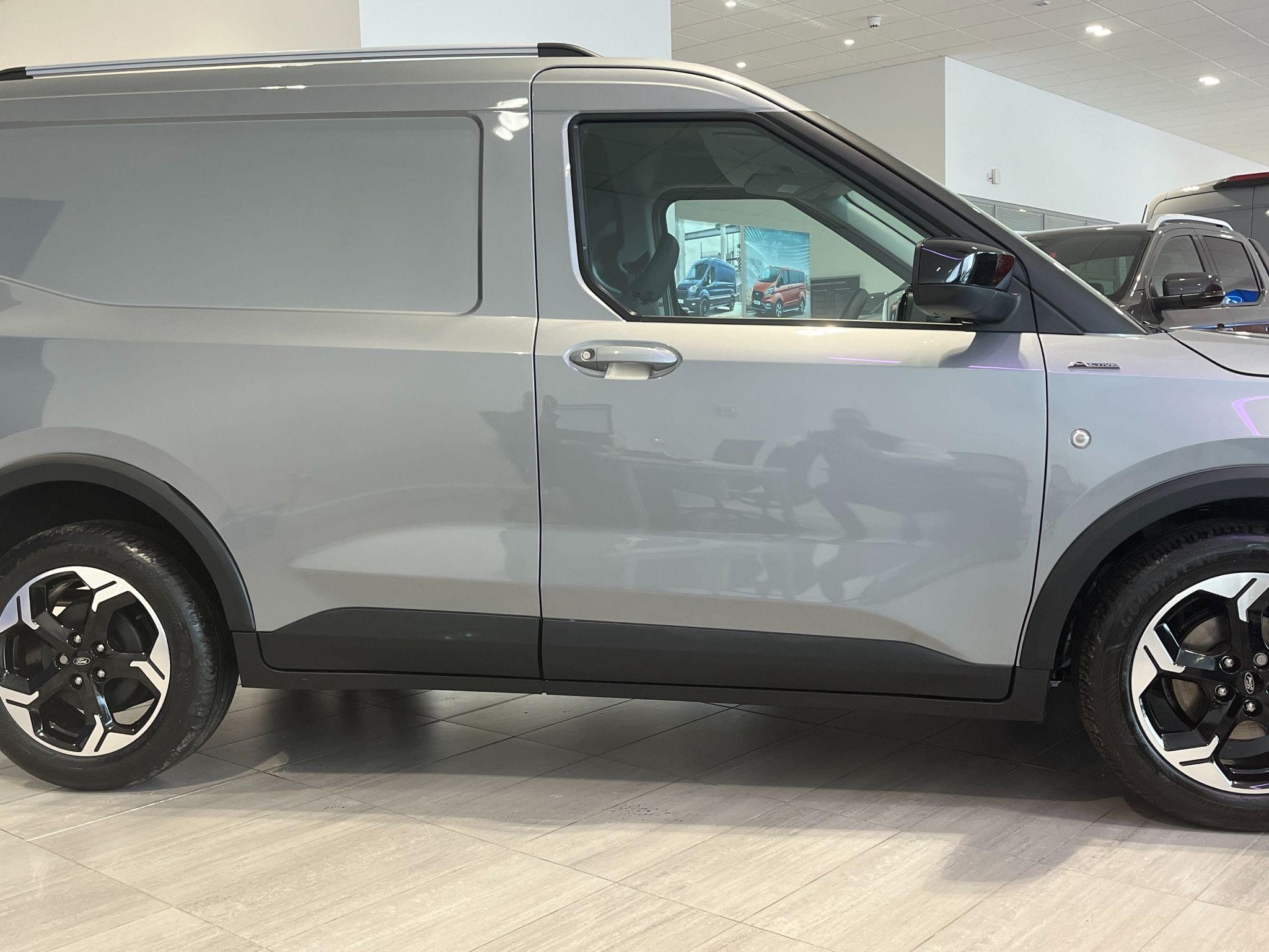 Ford Transit Courier Image 3
