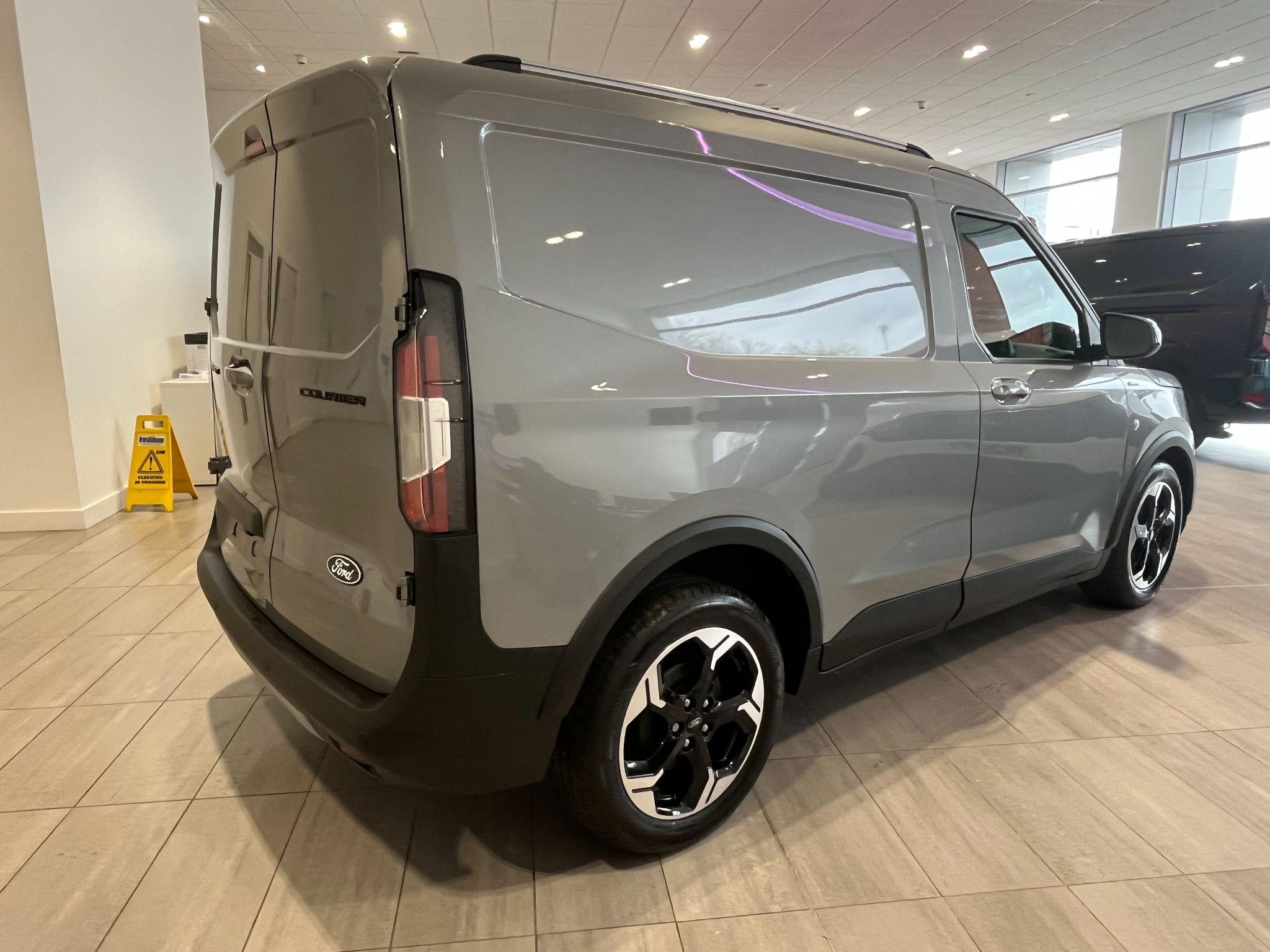 Ford Transit Courier Image 8