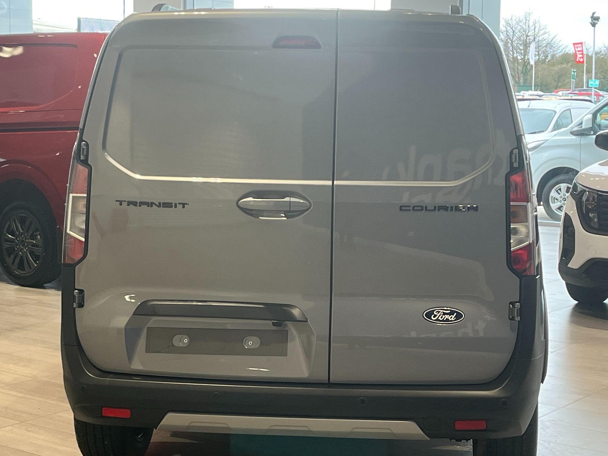 Ford Transit Courier Image 9