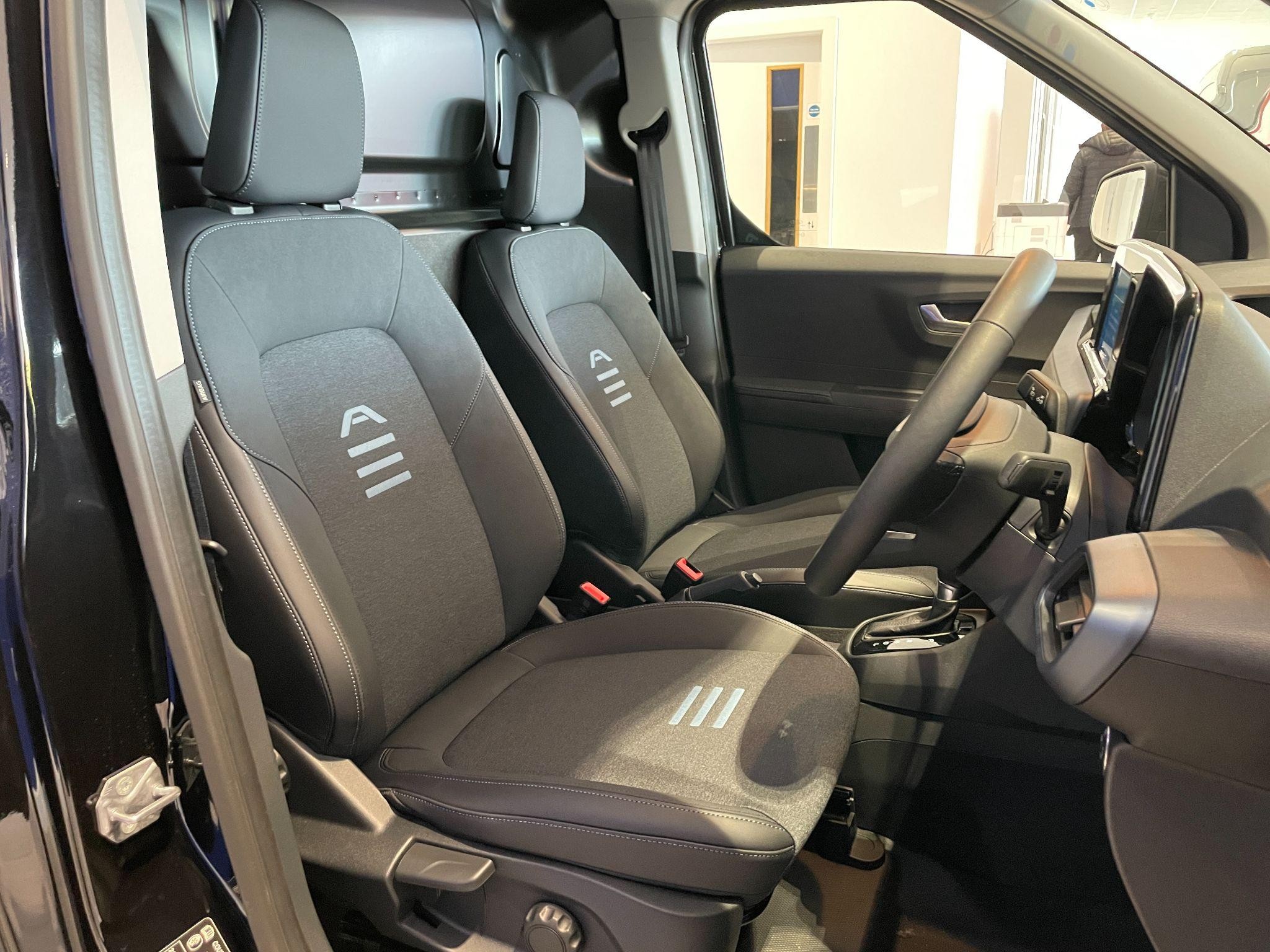 Ford Transit Courier Image 11