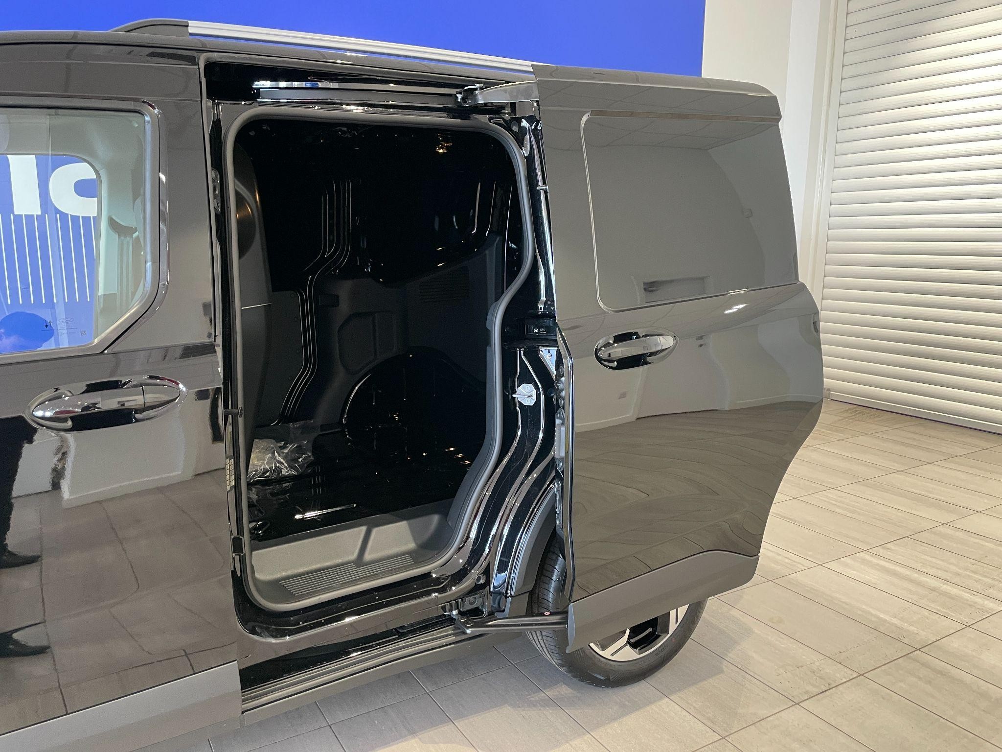 Ford Transit Courier Image 14