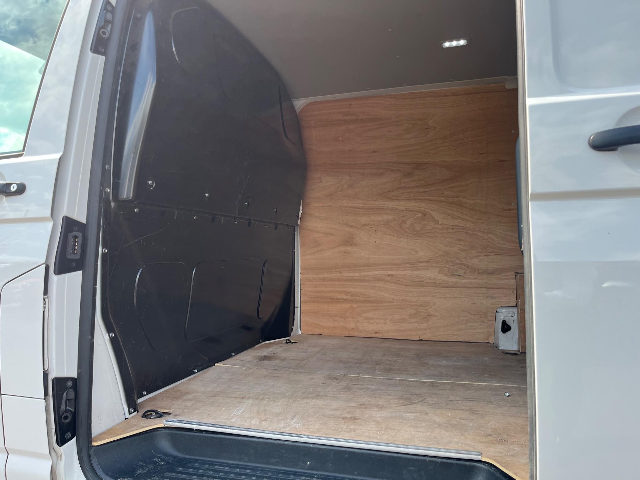Volkswagen Transporter Image 28