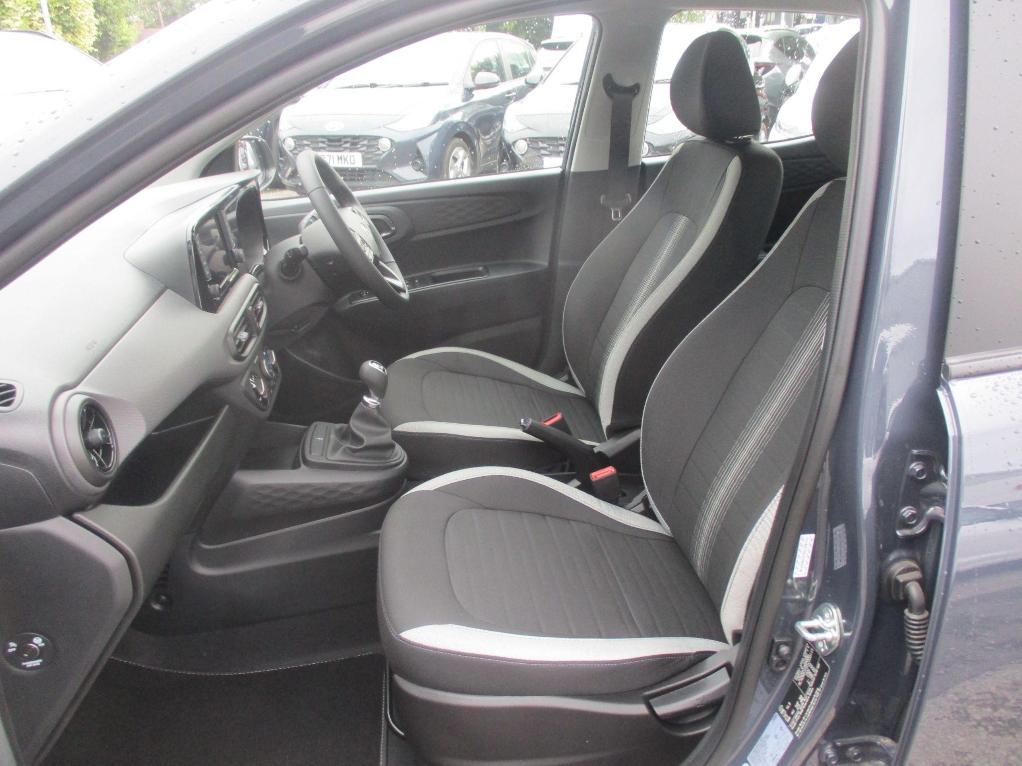 Hyundai i10 Image 12