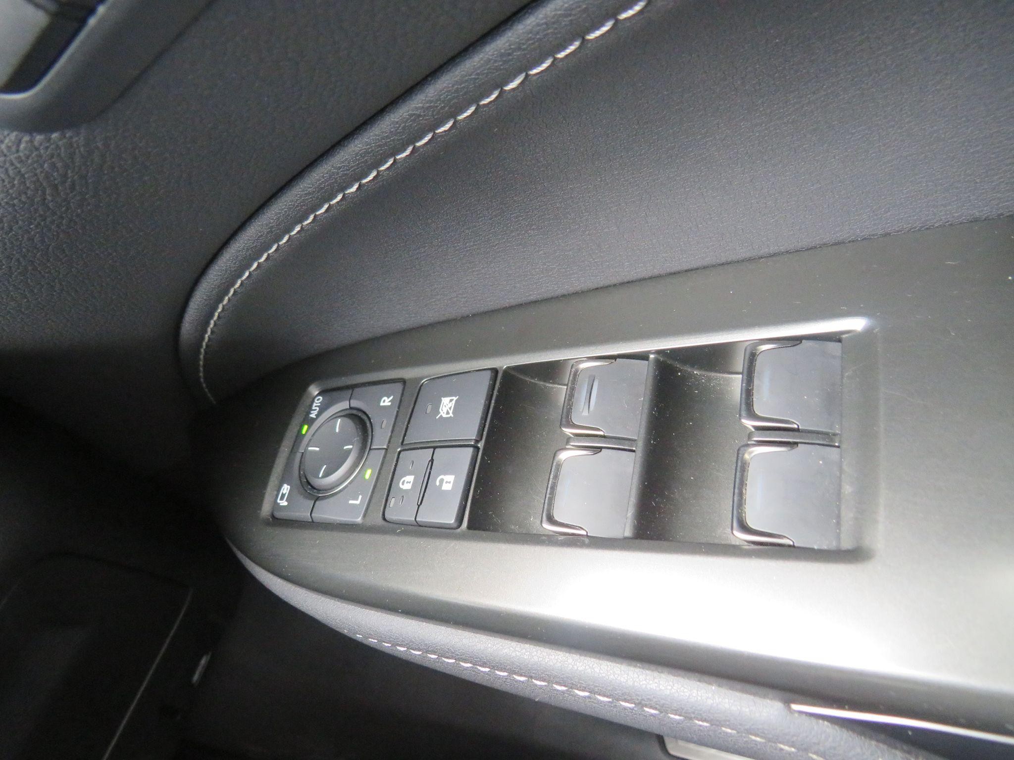Lexus NX Image 25