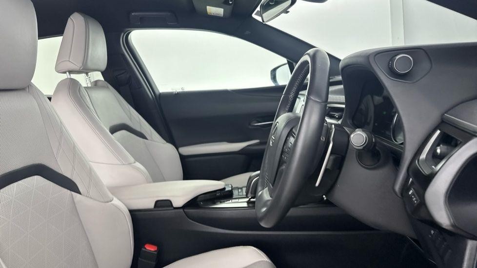 Lexus UX Image 17