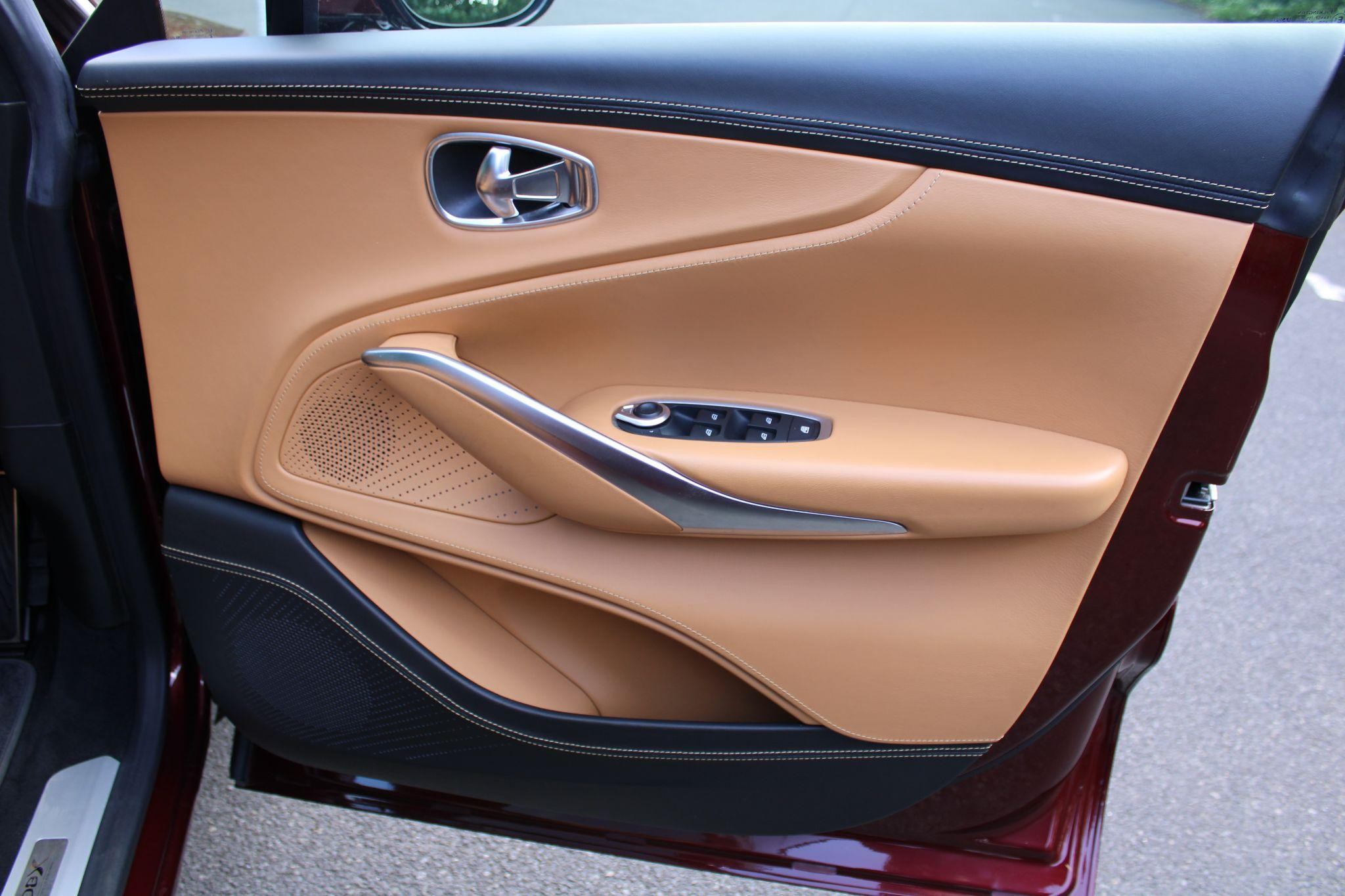 Aston Martin DBX Image 34