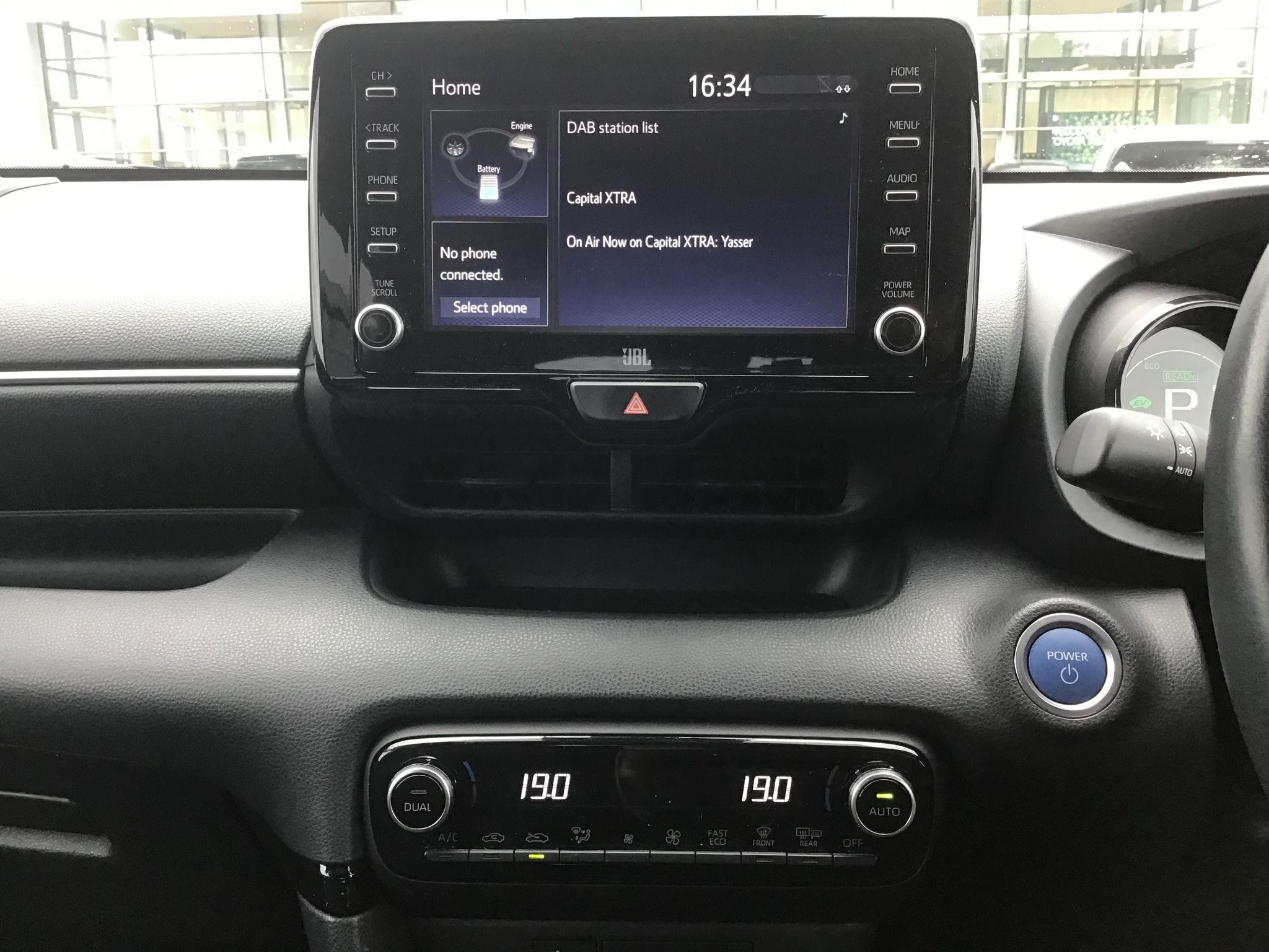 Toyota Yaris Image 16