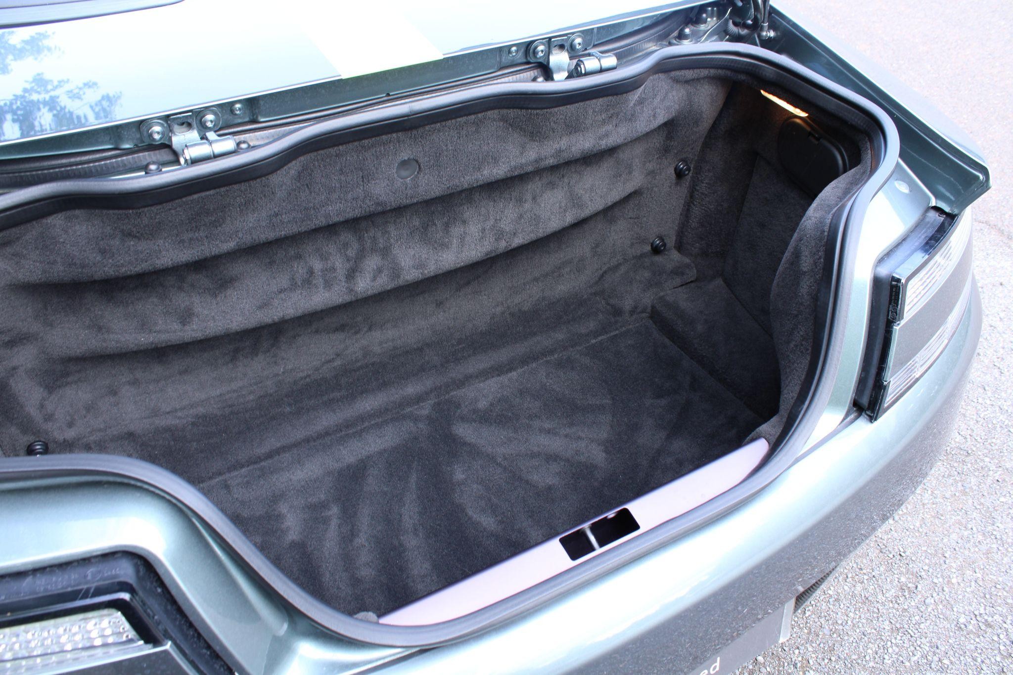 Aston Martin Vantage Image 32