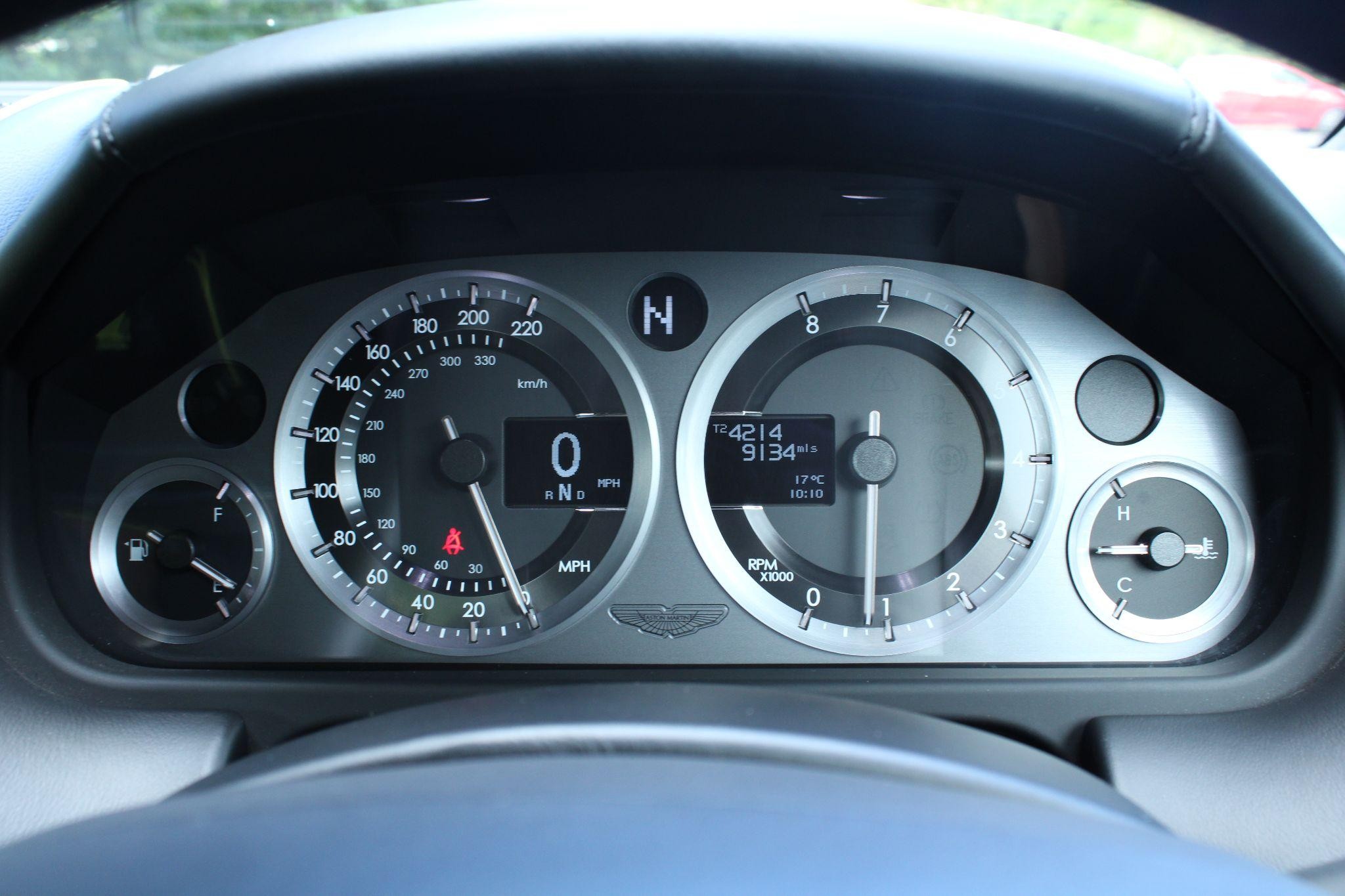 Aston Martin Vantage Image 36