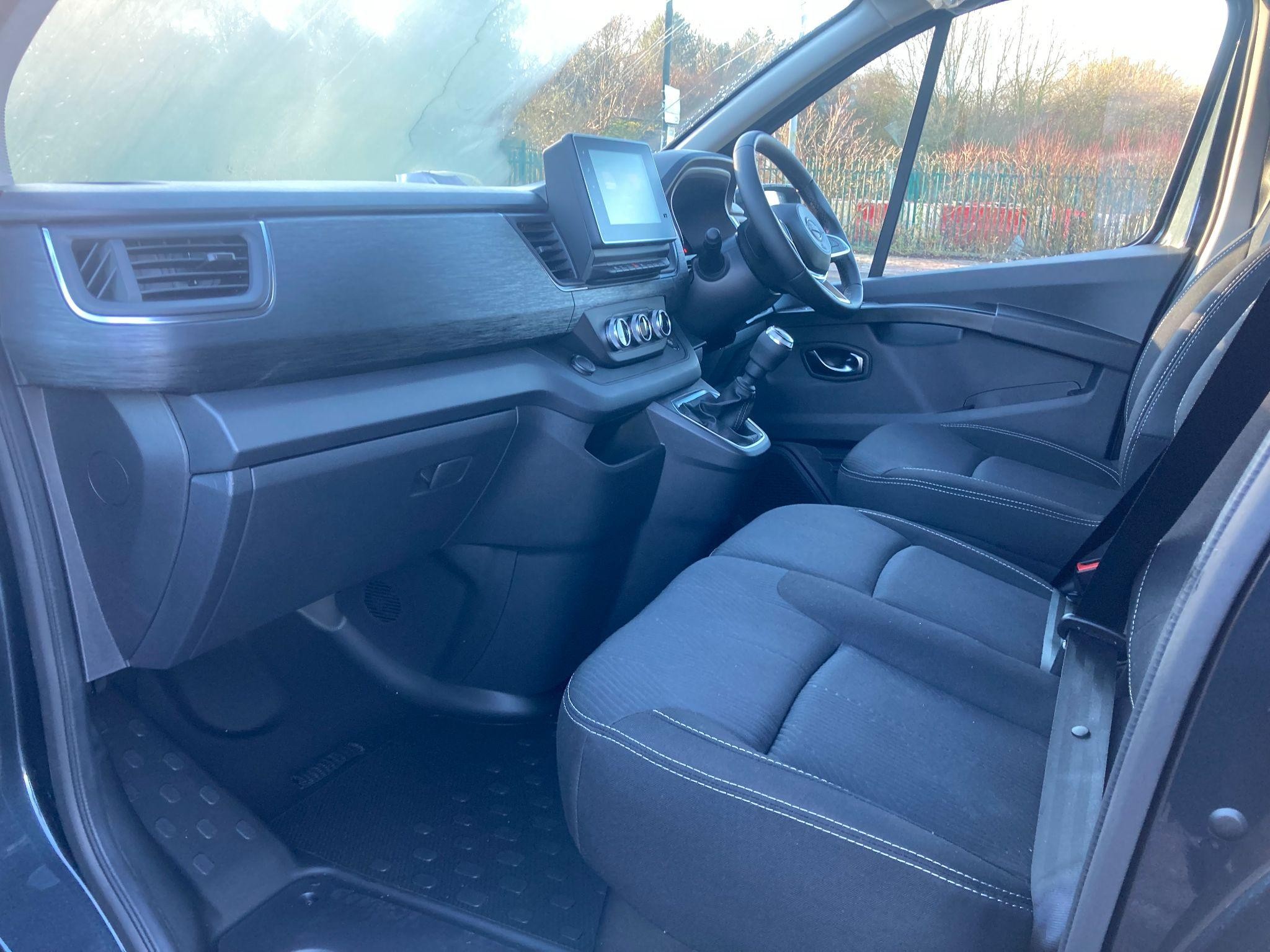 Nissan Primastar Image 11