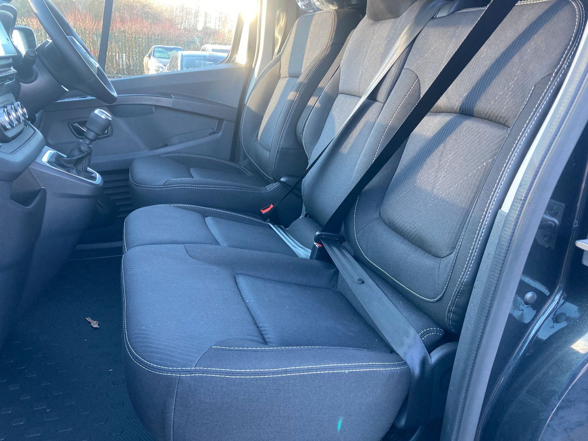 Nissan Primastar Image 12