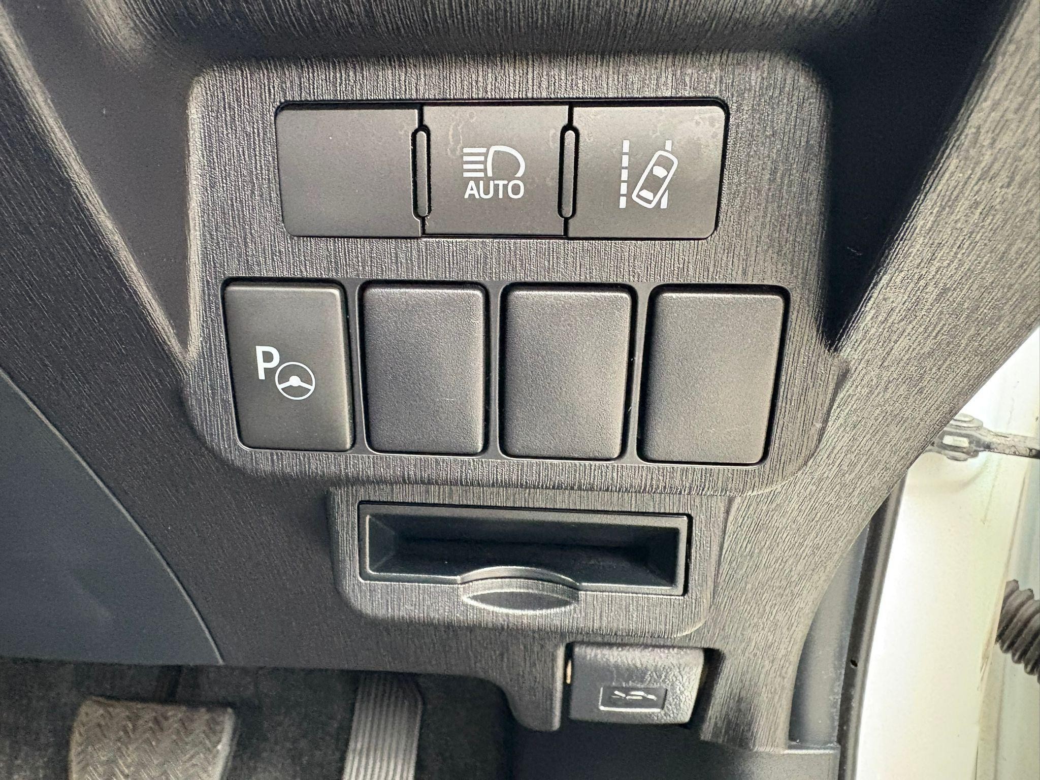 Toyota Prius+ Image 14