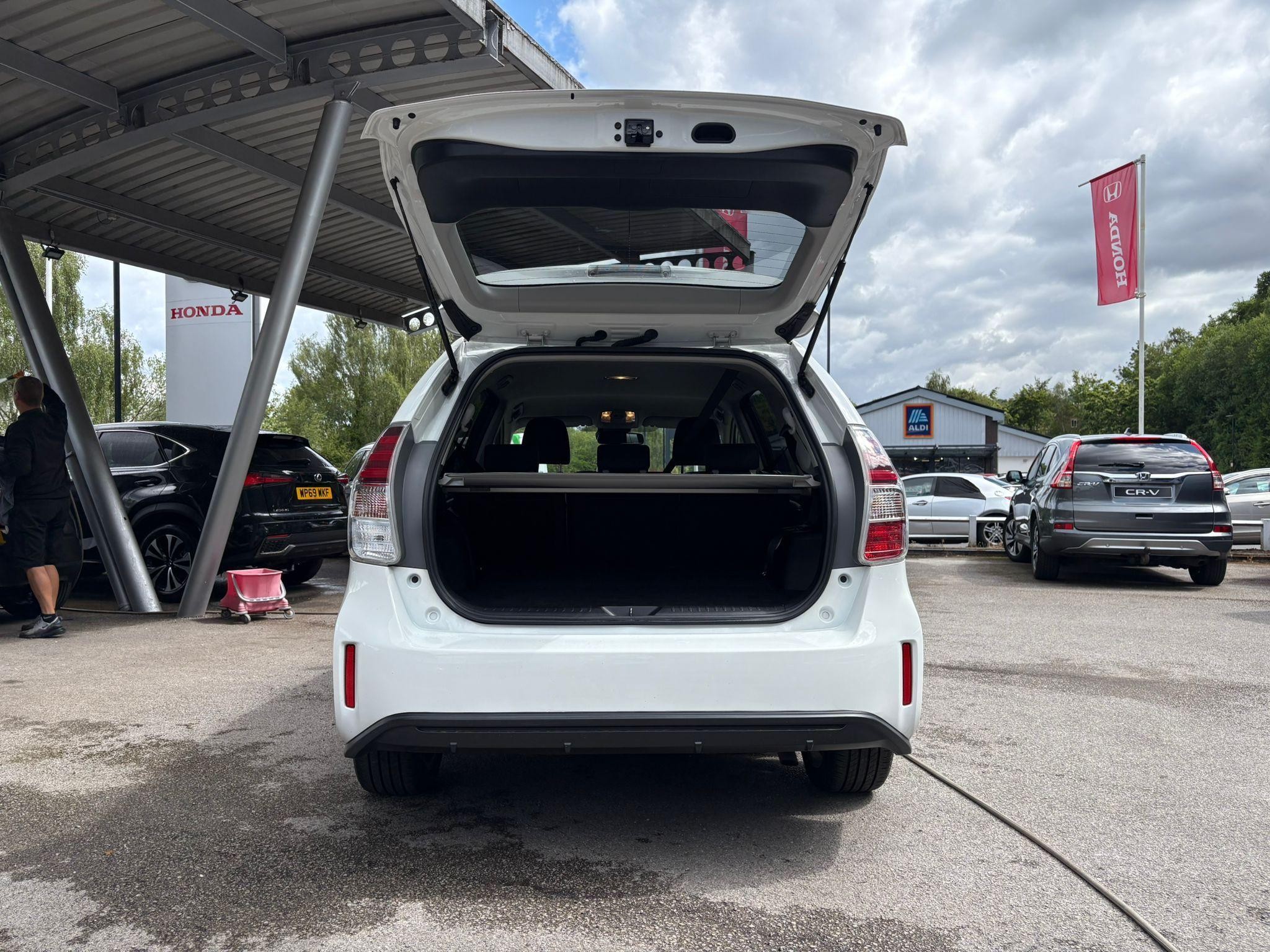 Toyota Prius+ Image 21