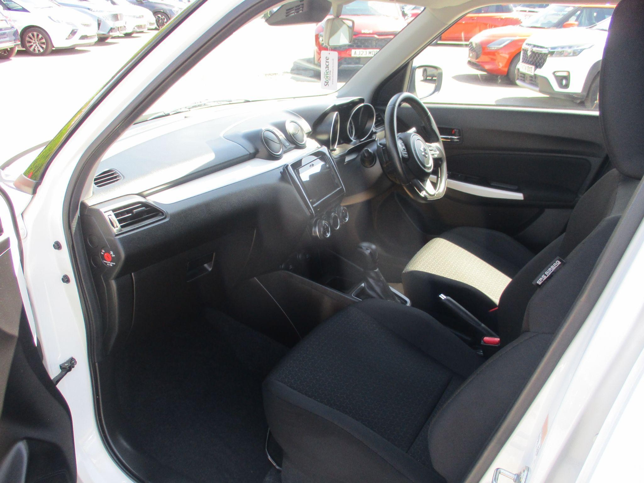 Suzuki Swift Image 16