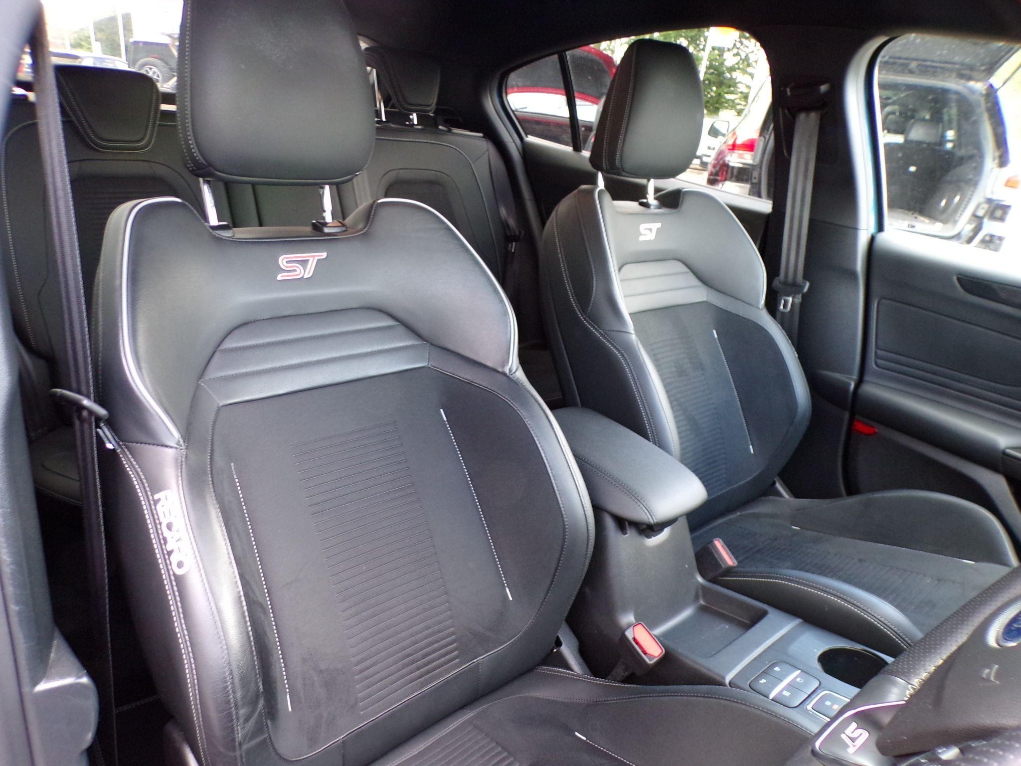 Ford Focus Image 11