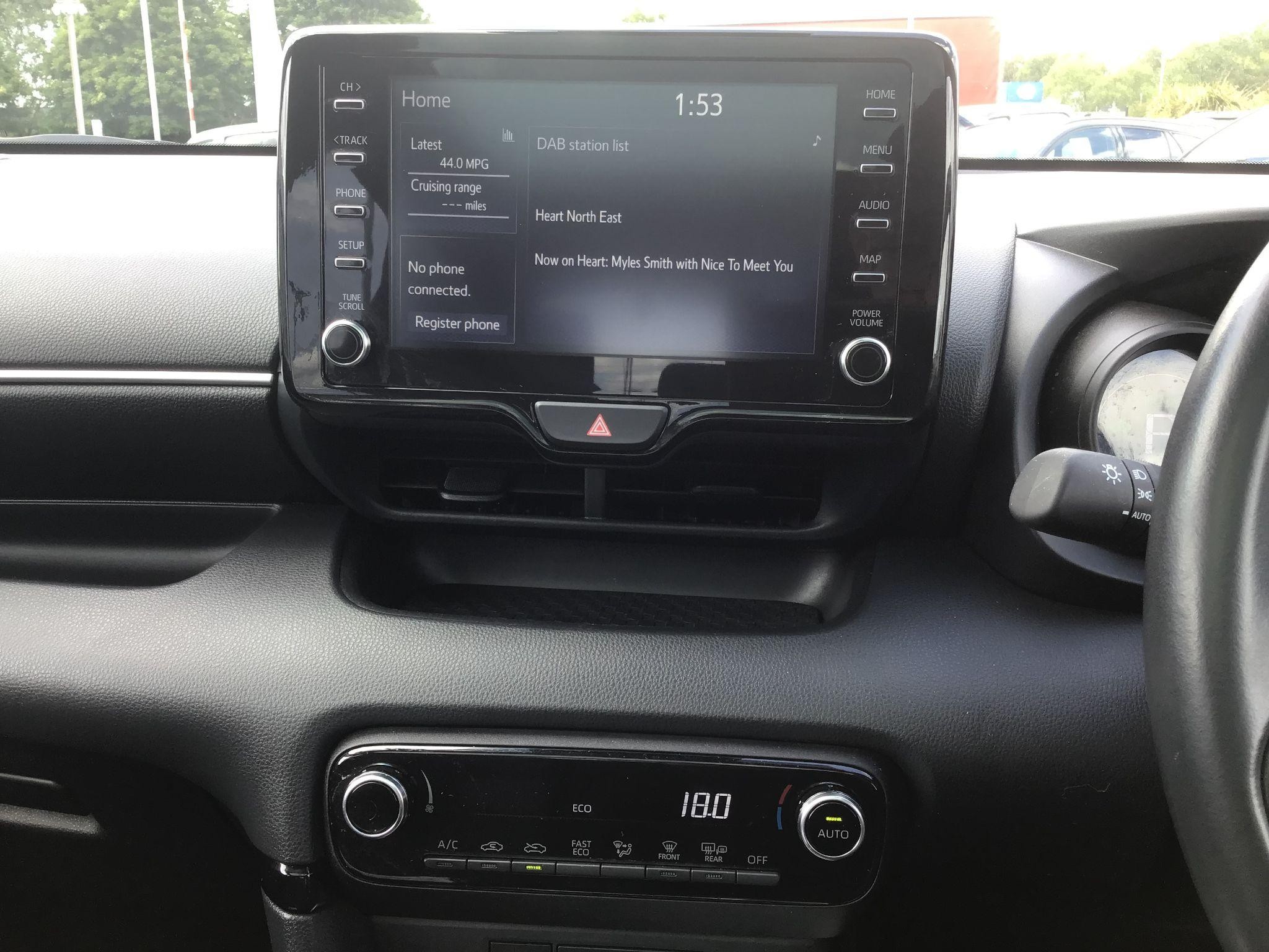 Toyota Yaris Image 17