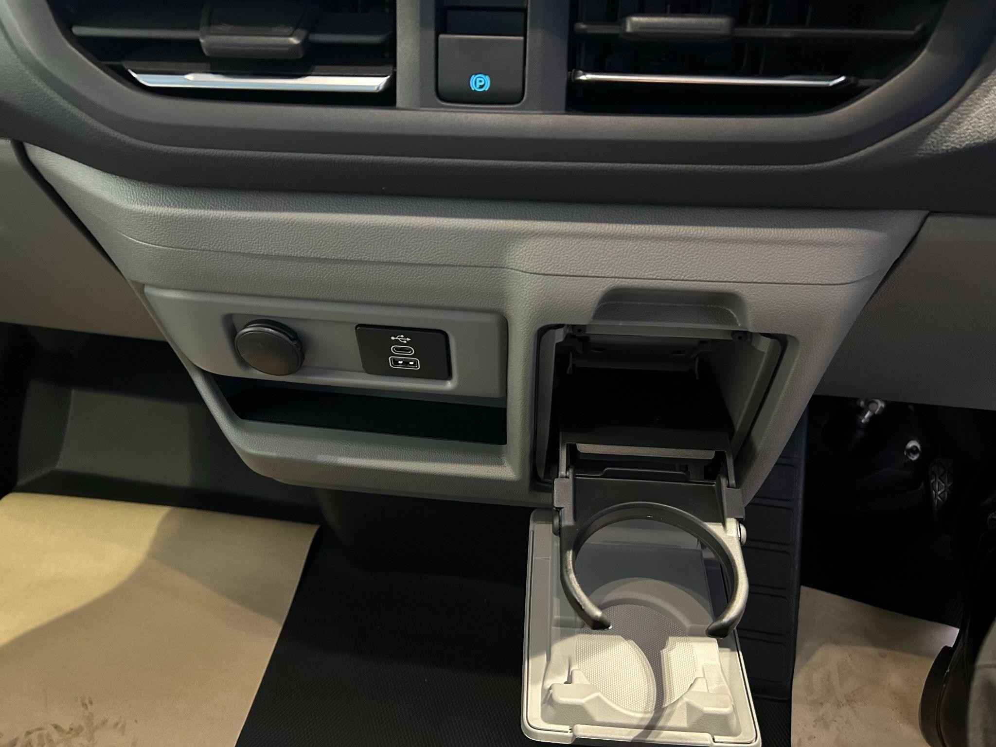 Ford E-Transit Custom Image 21