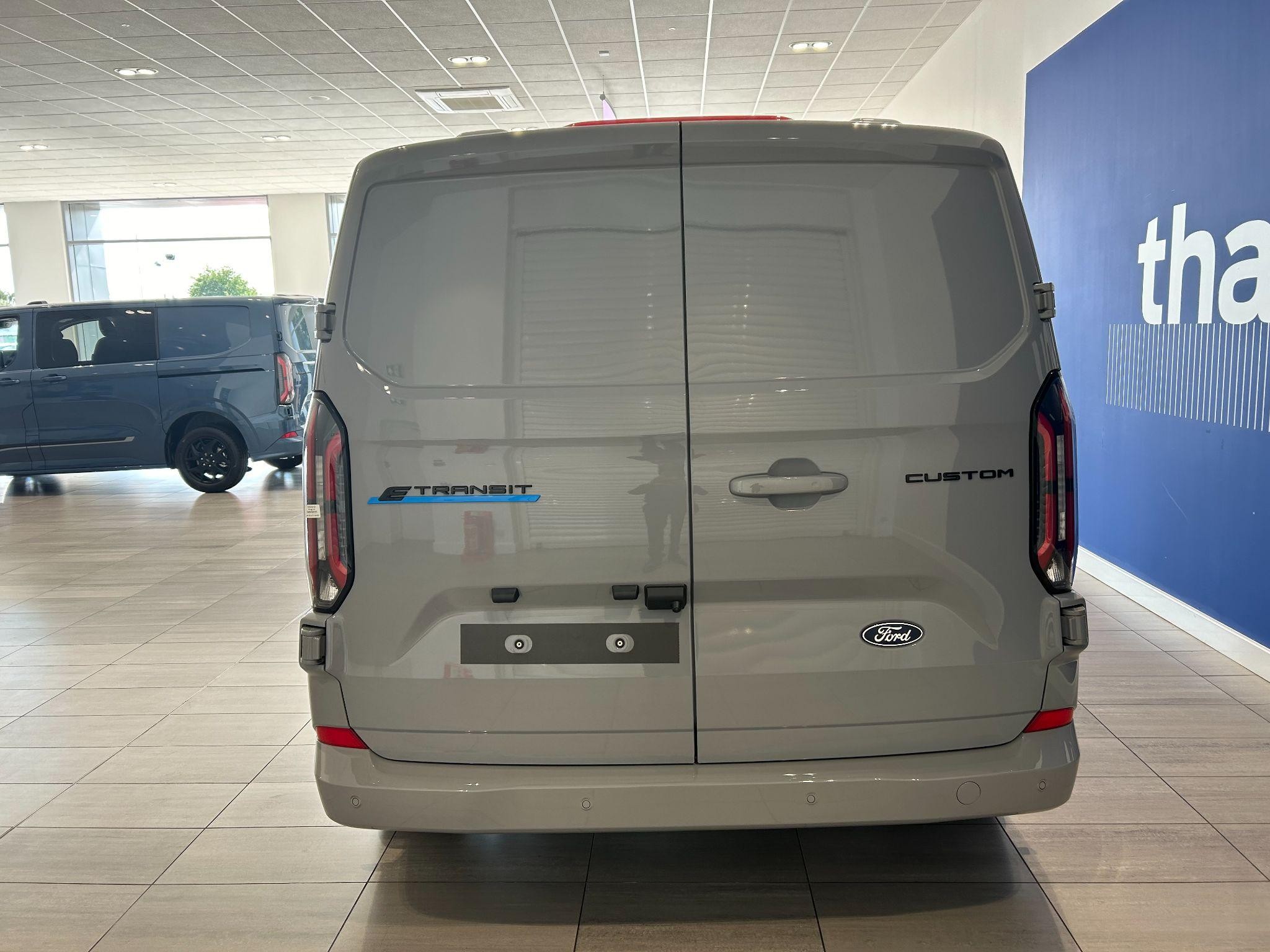 Ford E-Transit Custom Image 15