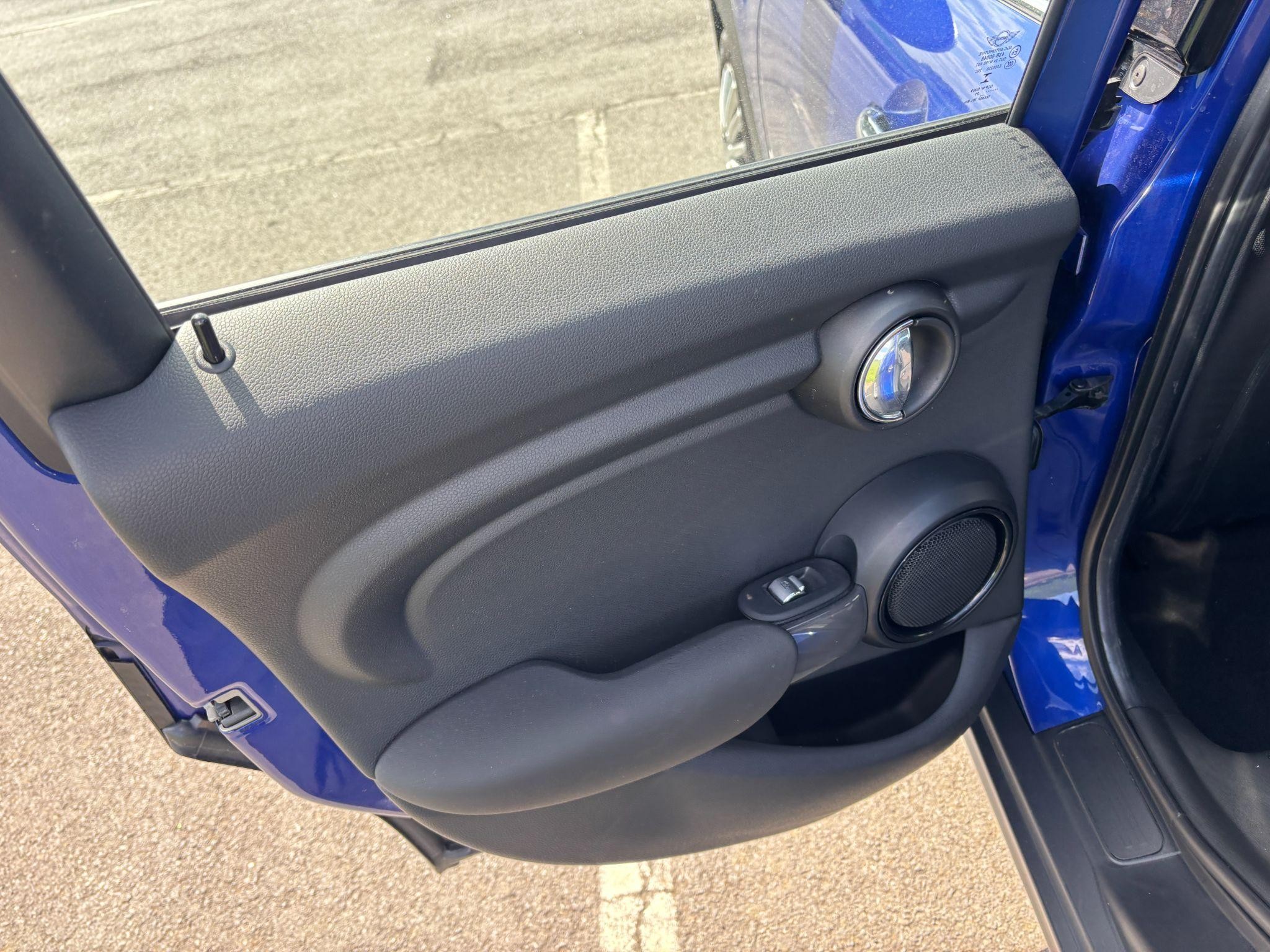 MINI Hatch Image 30