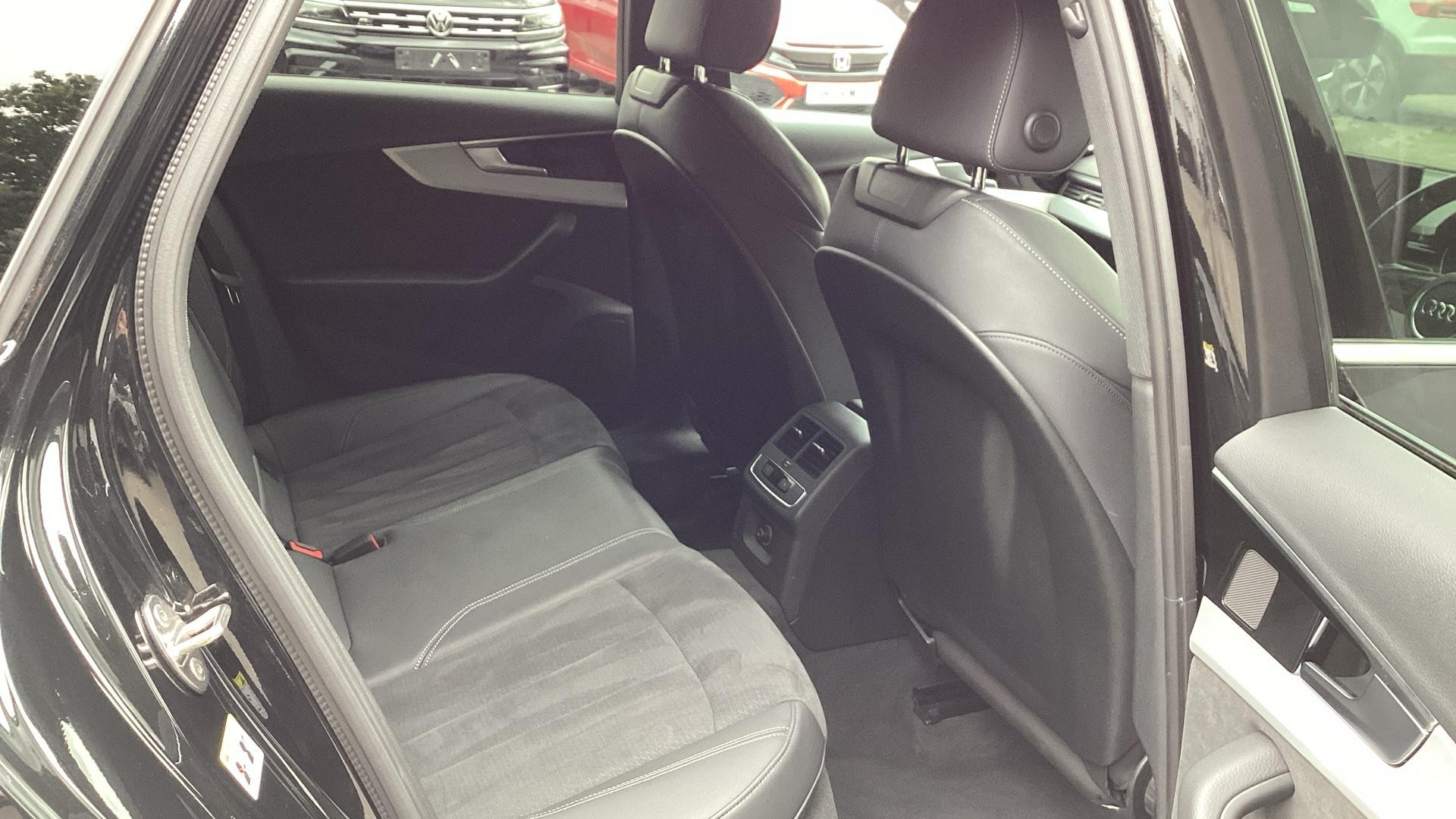 Audi A4 Avant Image 6