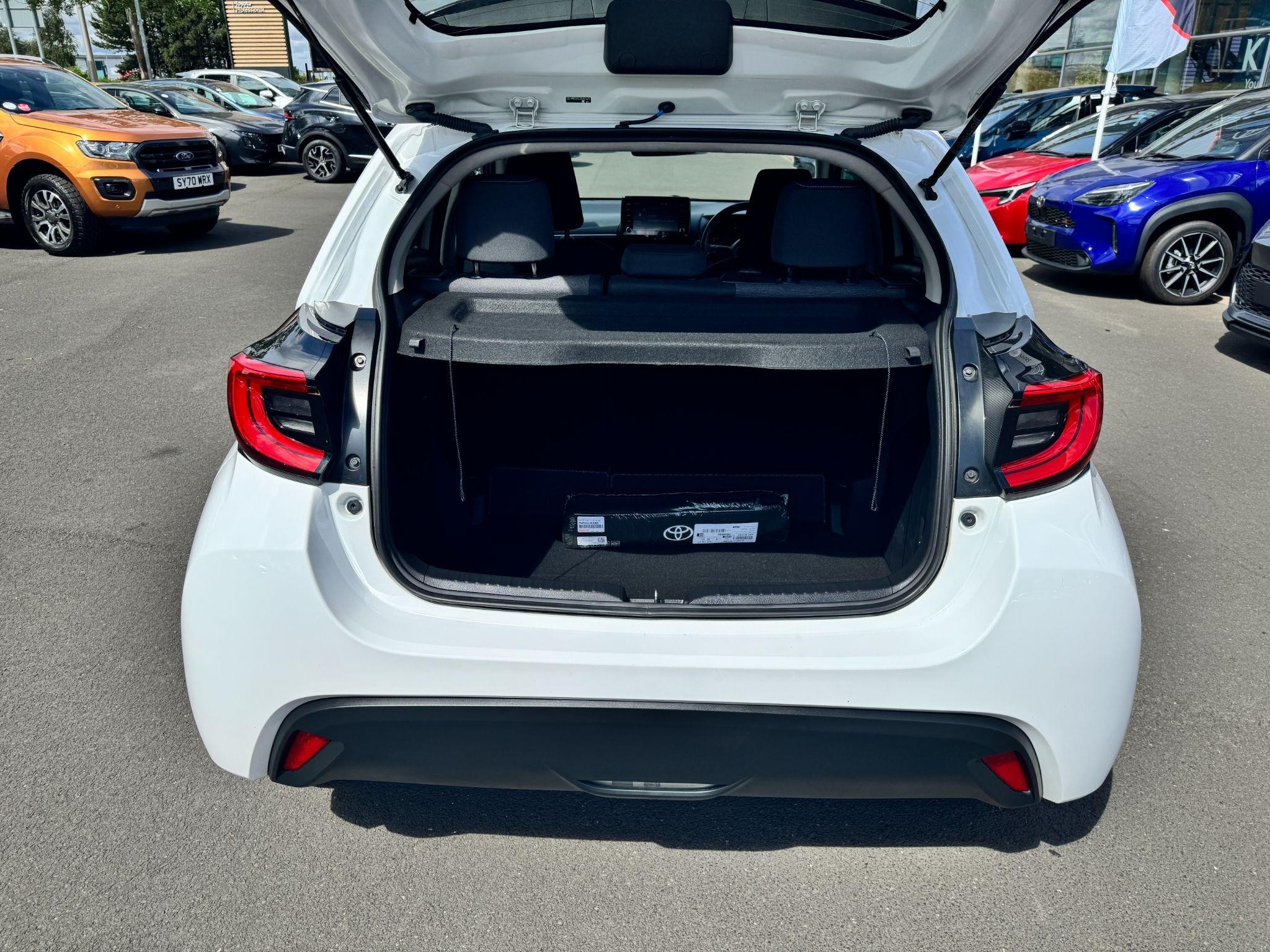 Toyota Yaris Image 12