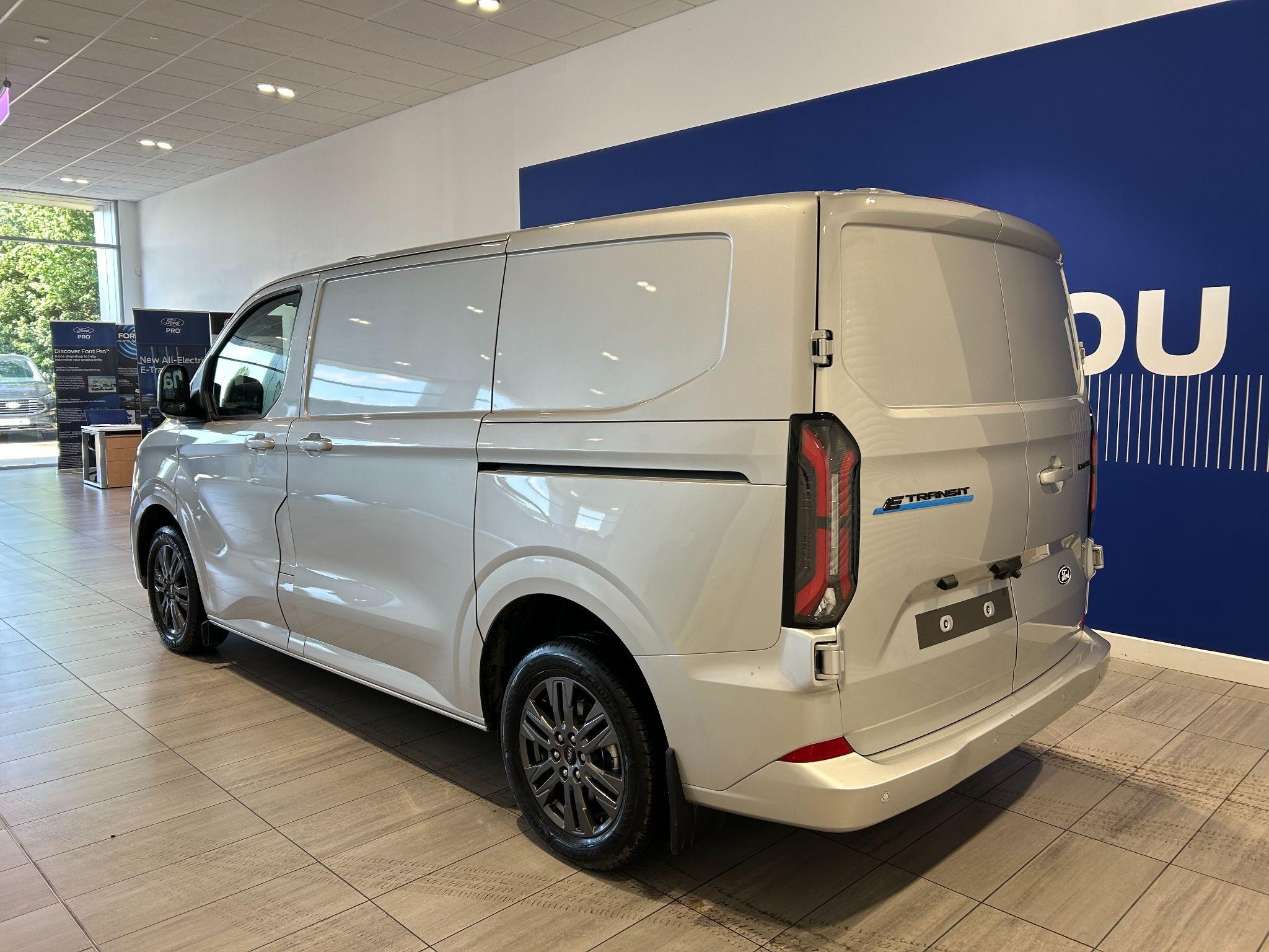Ford E-Transit Custom Image 8