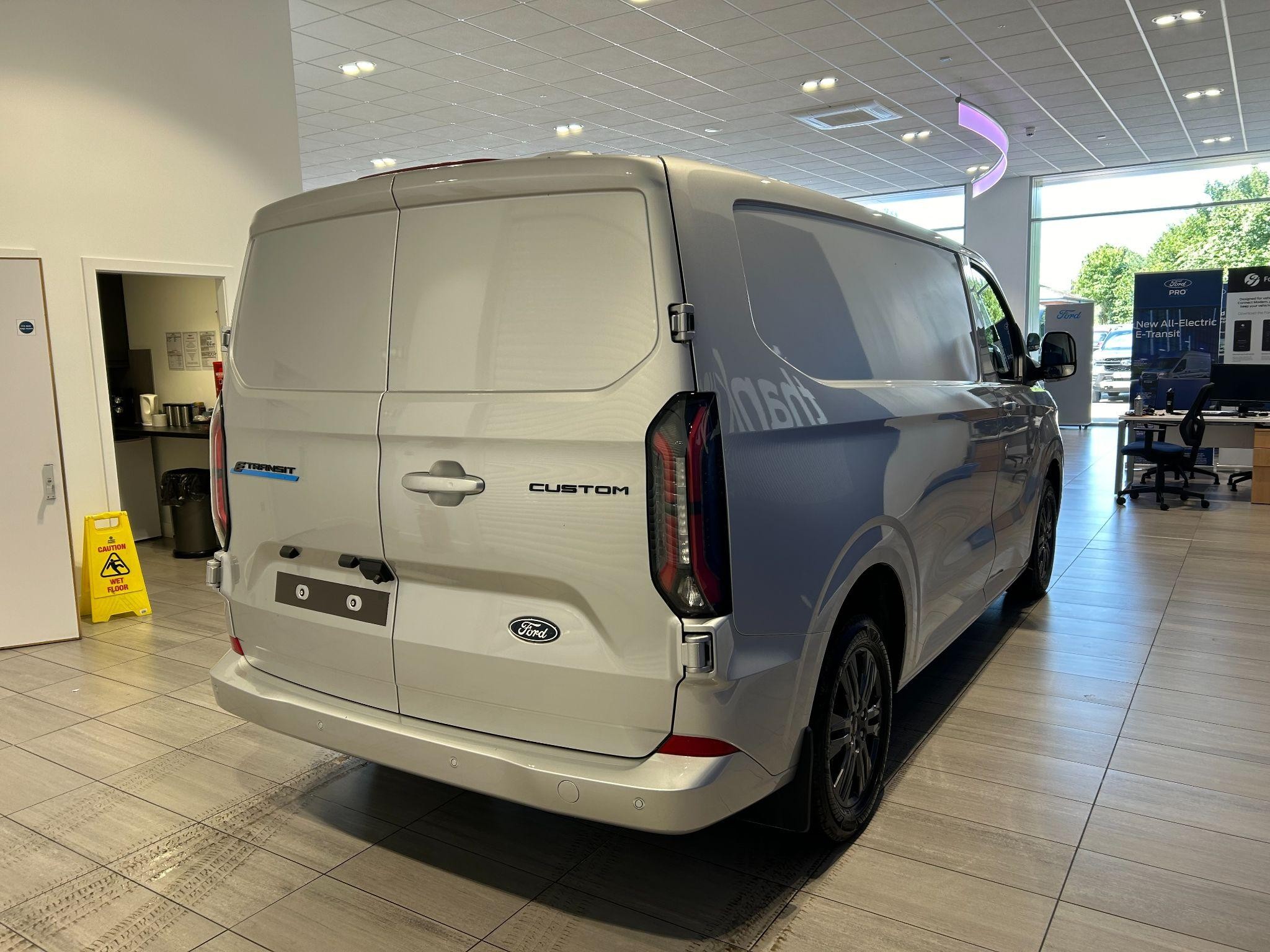 Ford E-Transit Custom Image 10