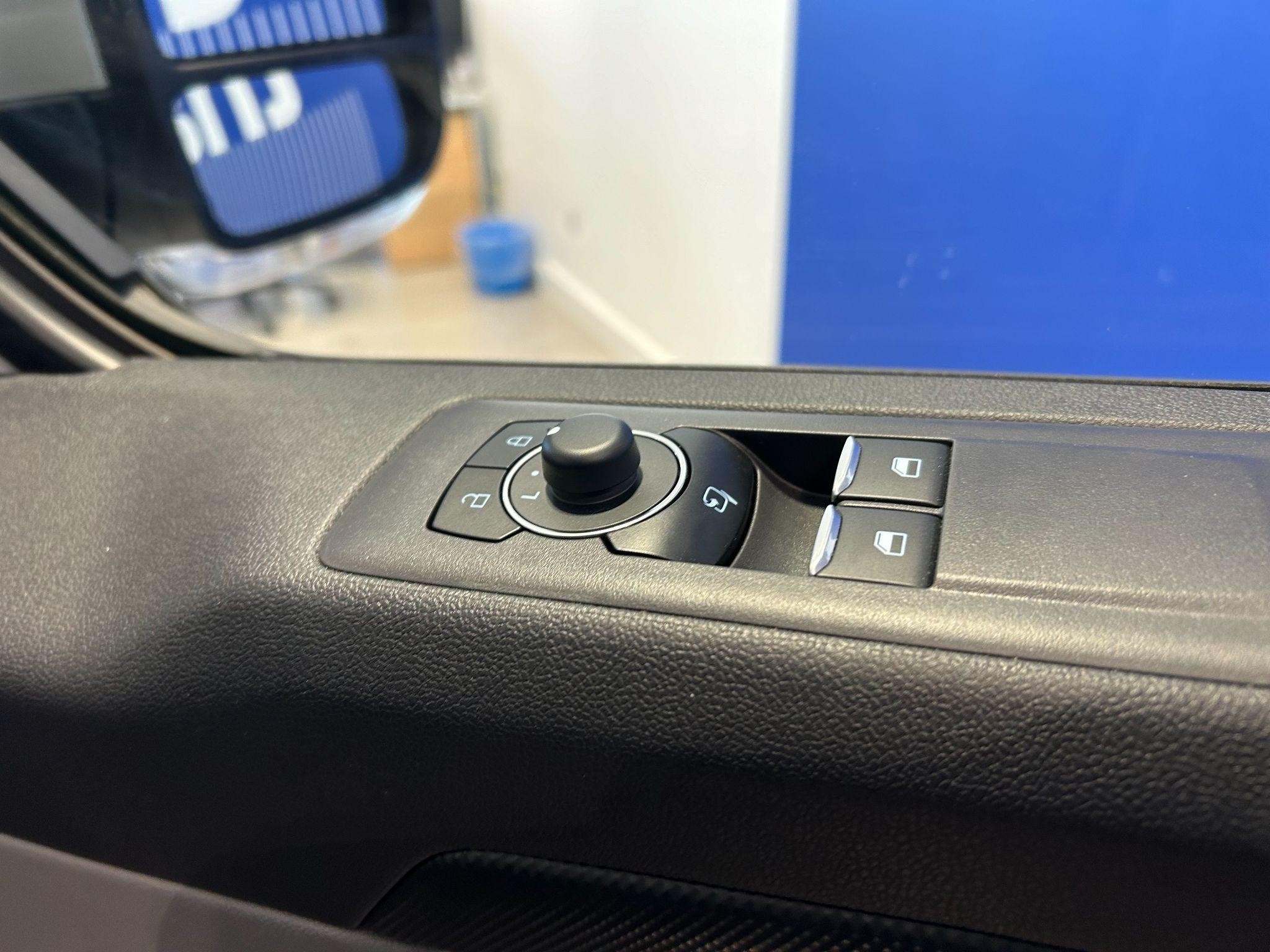 Ford E-Transit Custom Image 23