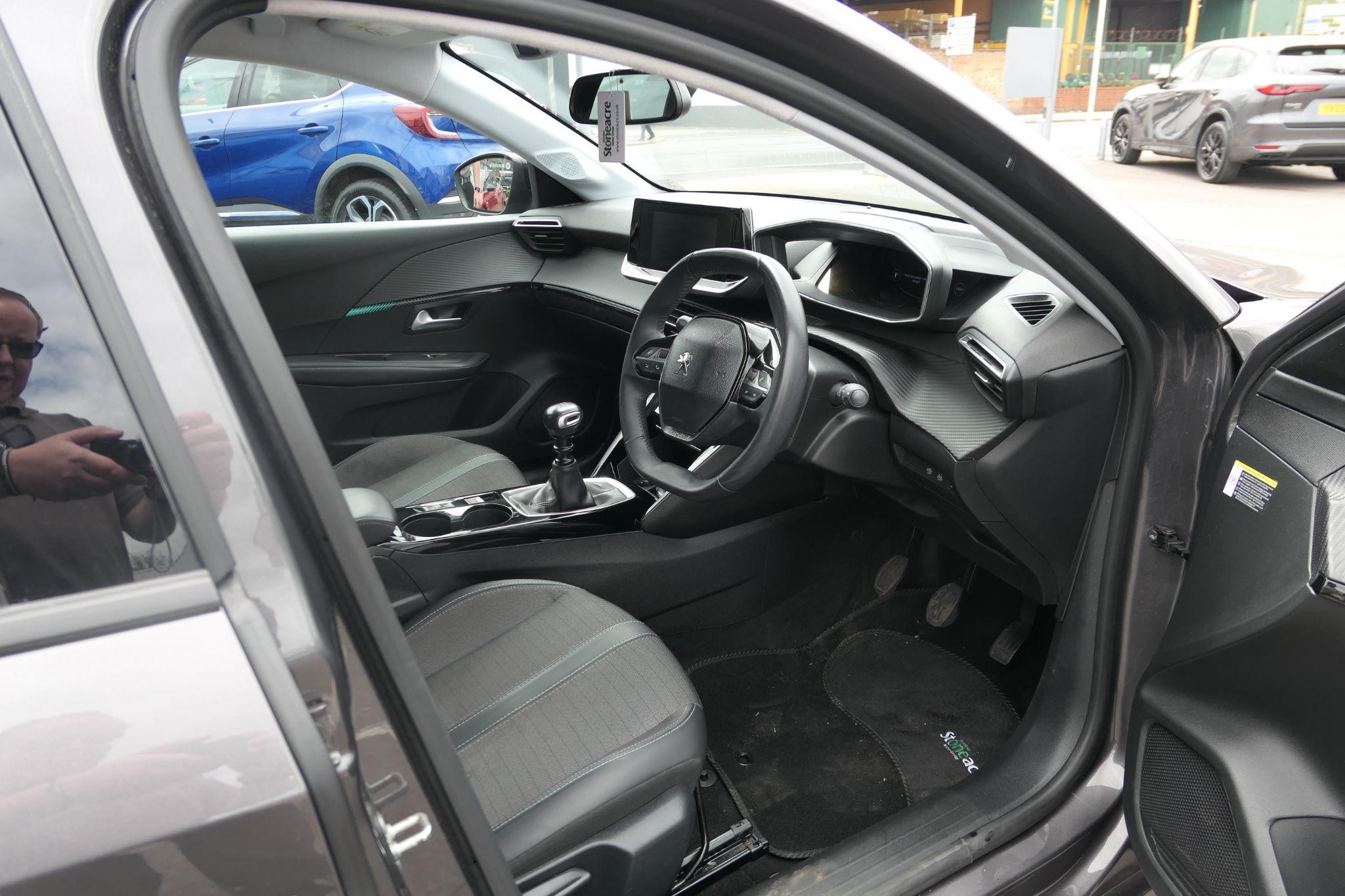 Peugeot 208 Image 10