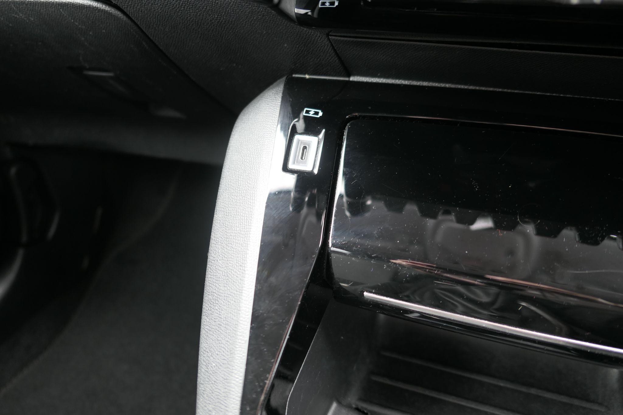 Peugeot 208 Image 32