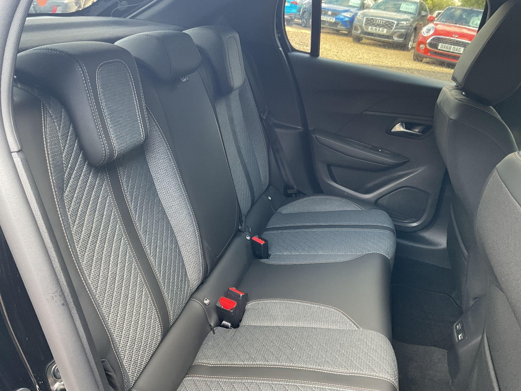 Peugeot 208 Image 12