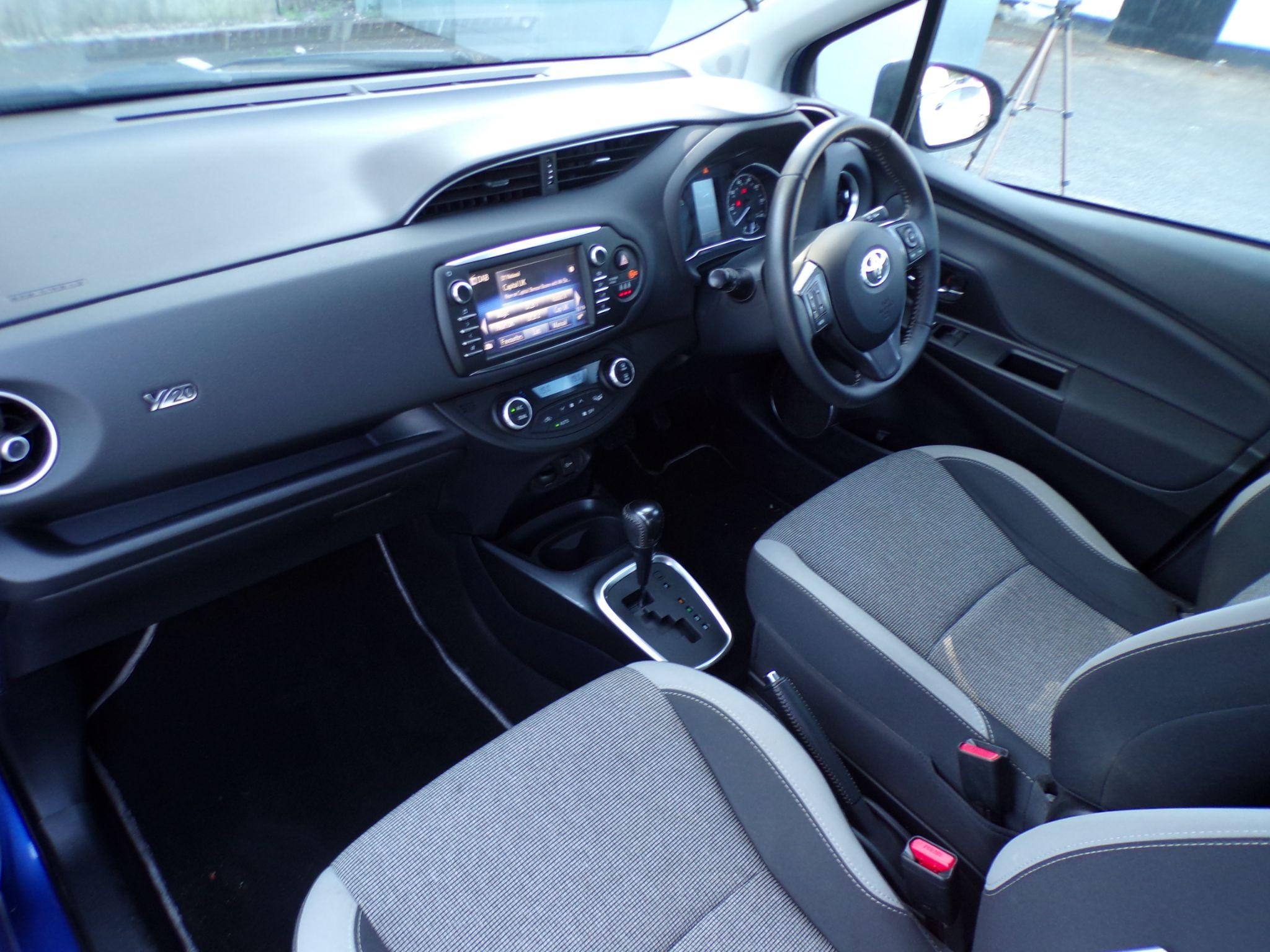 Toyota Yaris Image 17