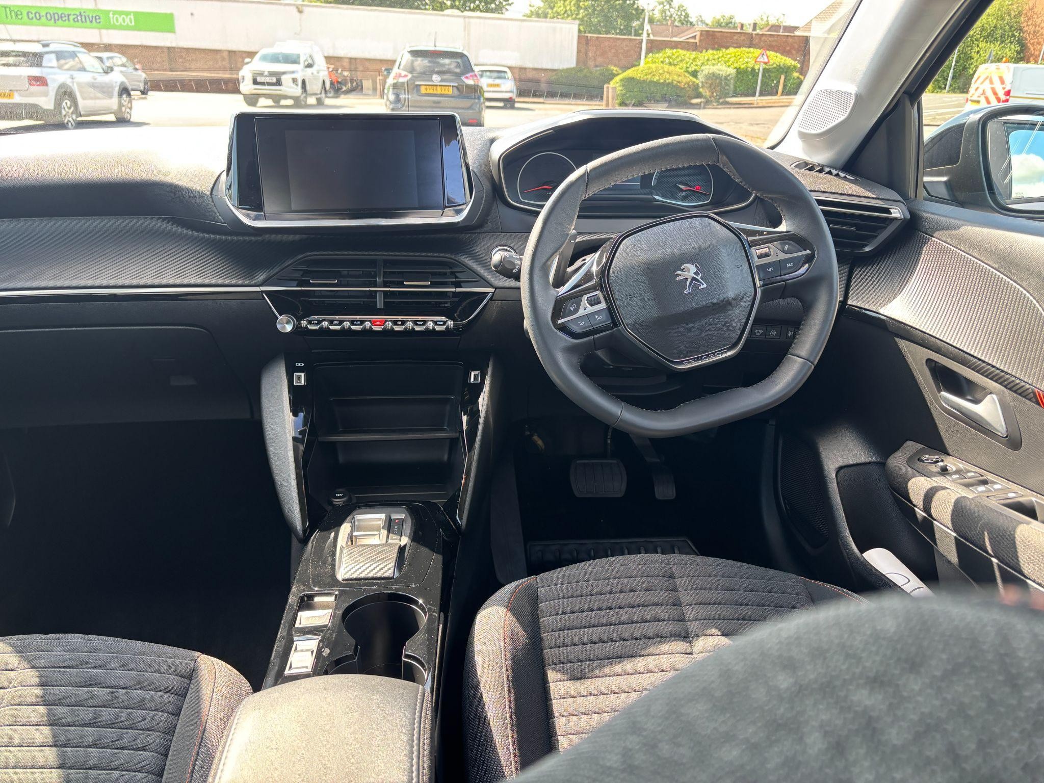 Peugeot 208 Image 11