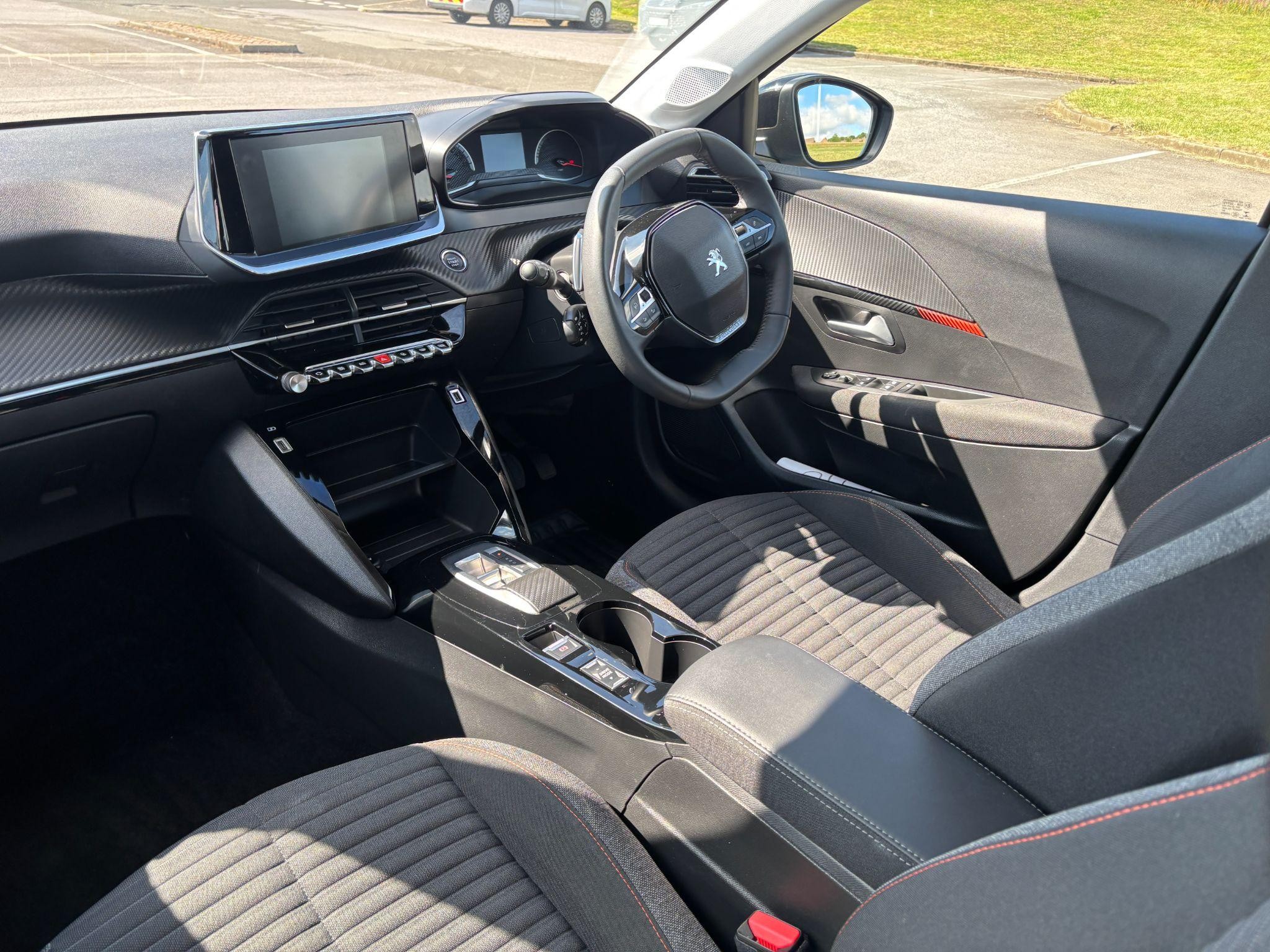 Peugeot 208 Image 12