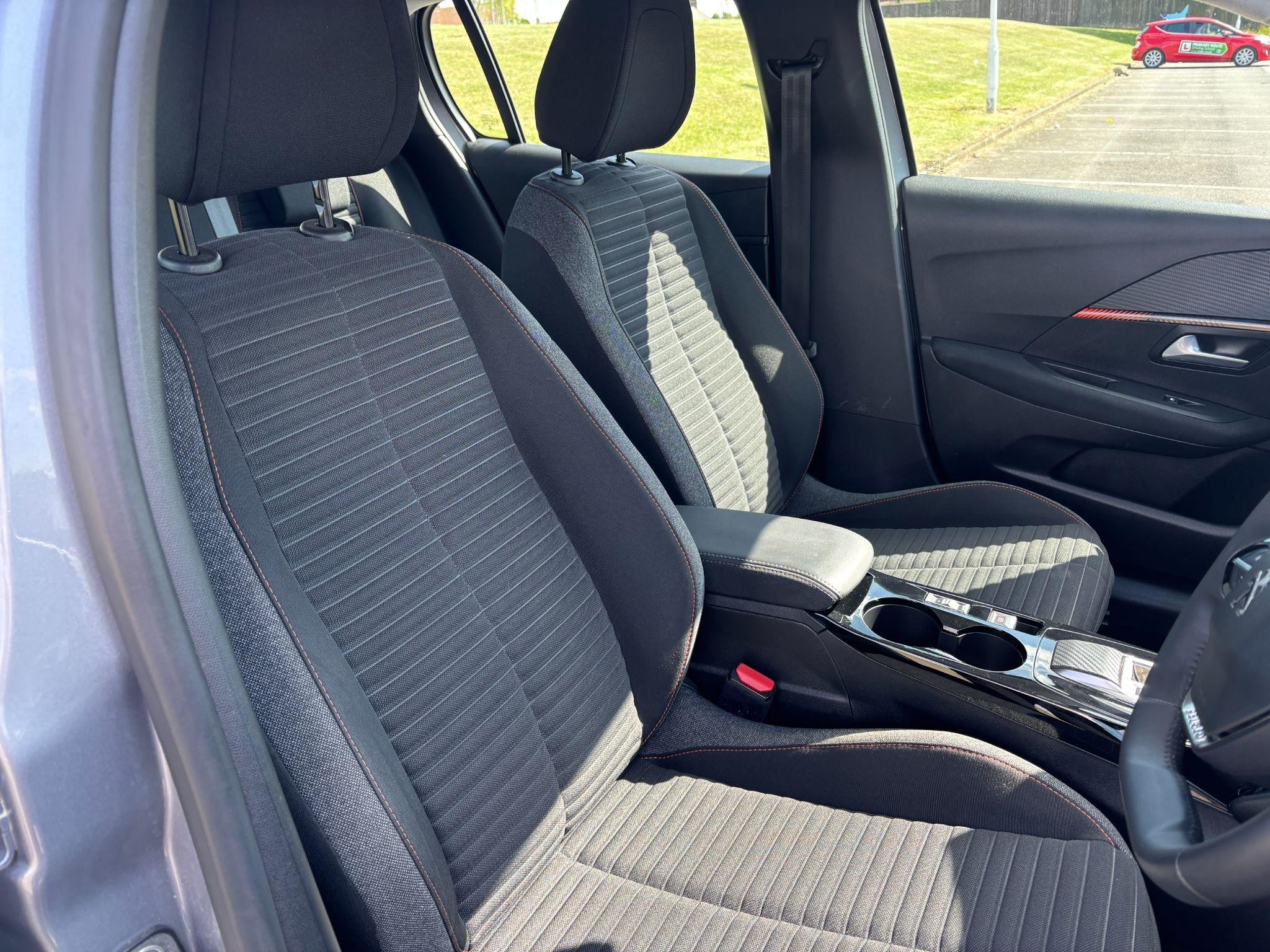Peugeot 208 Image 14