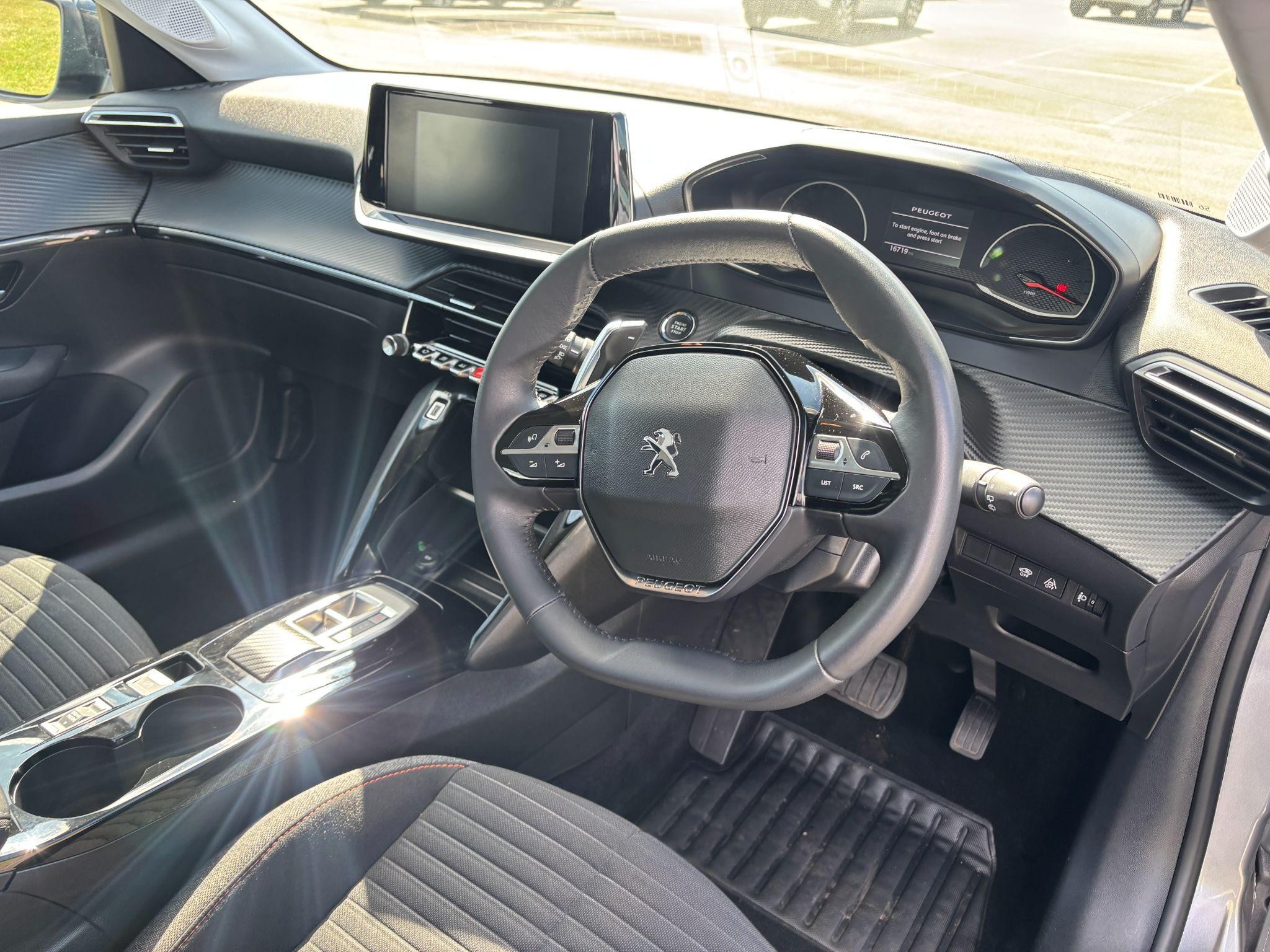 Peugeot 208 Image 16
