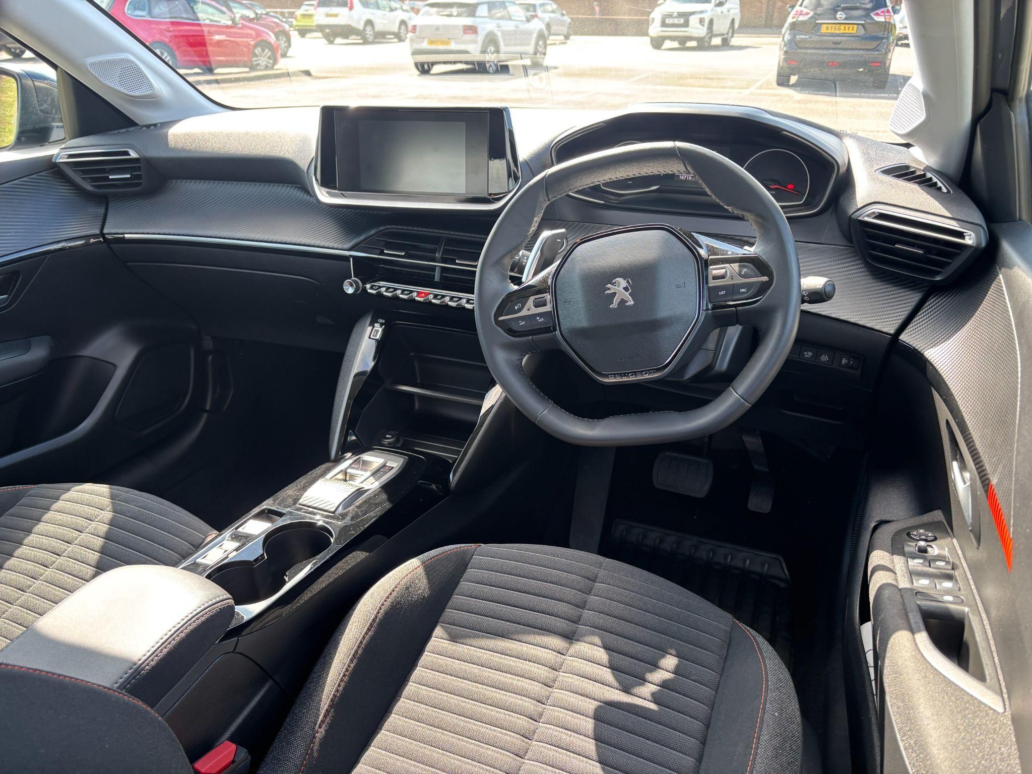 Peugeot 208 Image 17