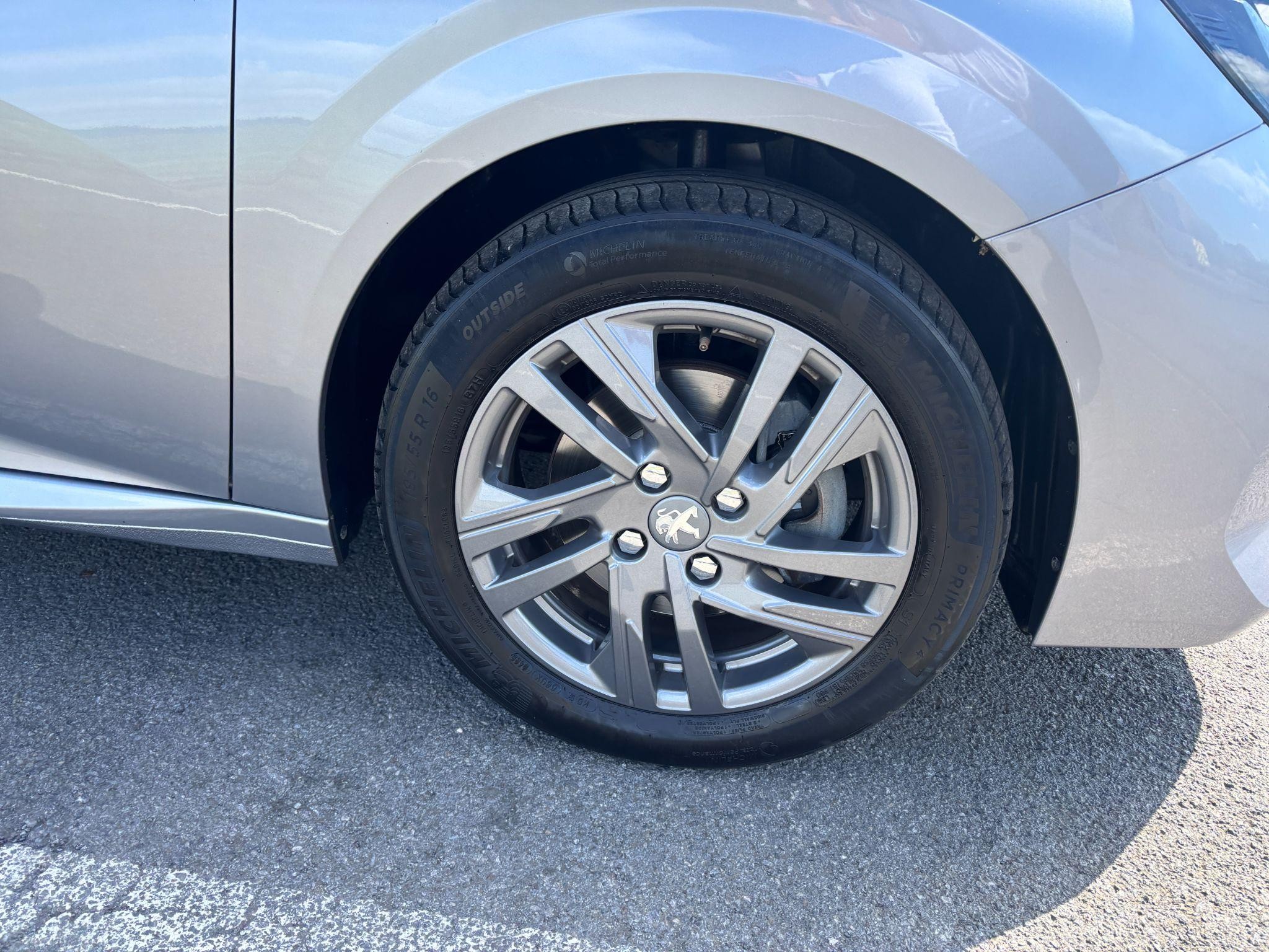 Peugeot 208 Image 40
