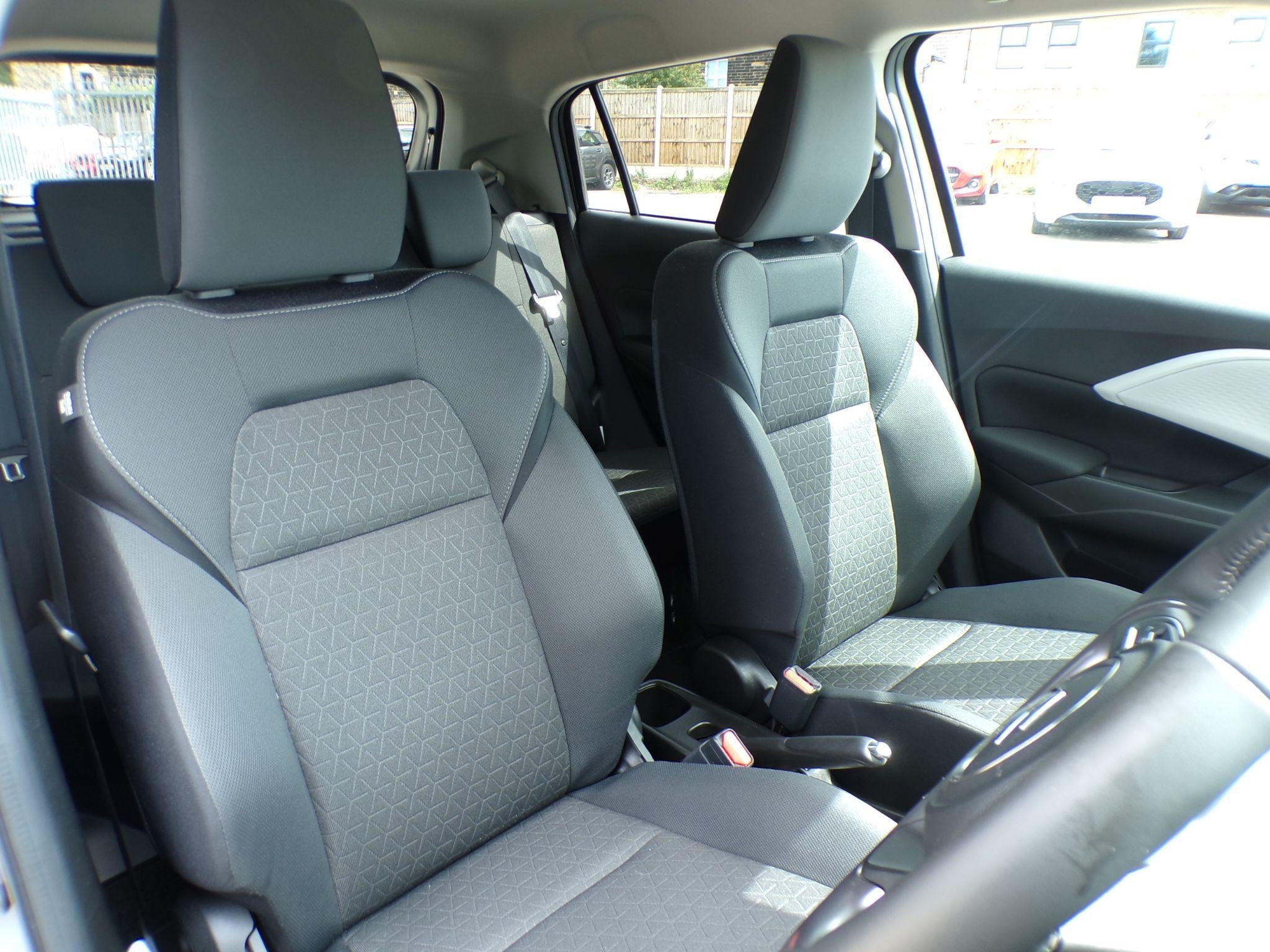 Suzuki Swift Image 12