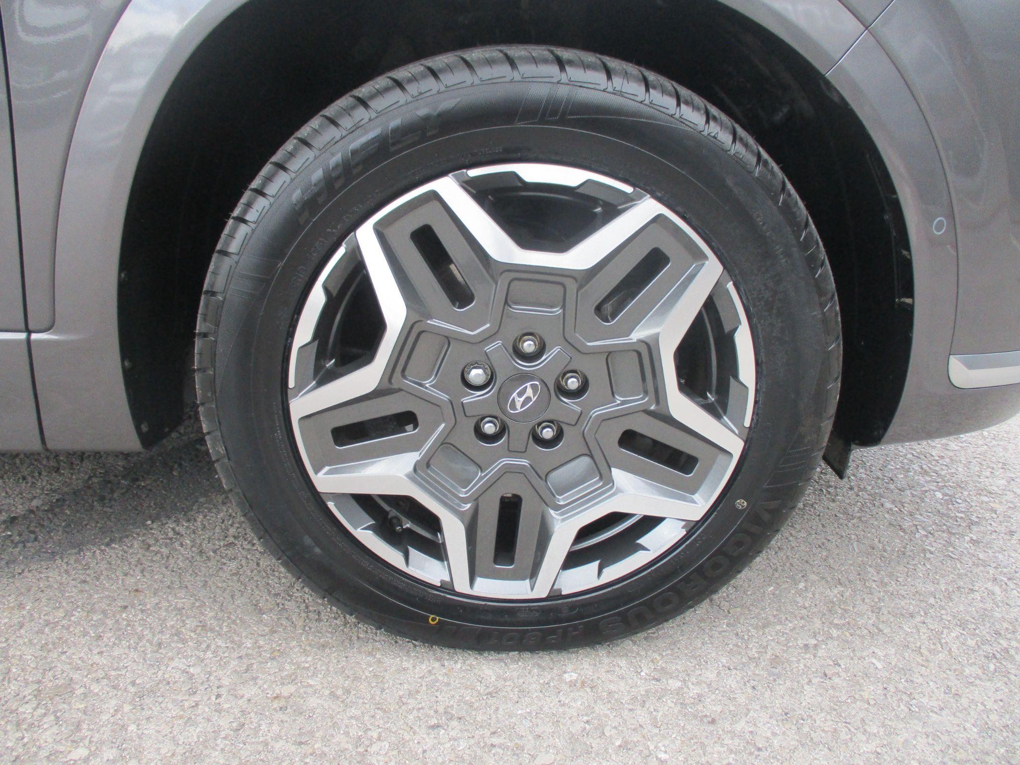 Hyundai SANTA FE Image 13