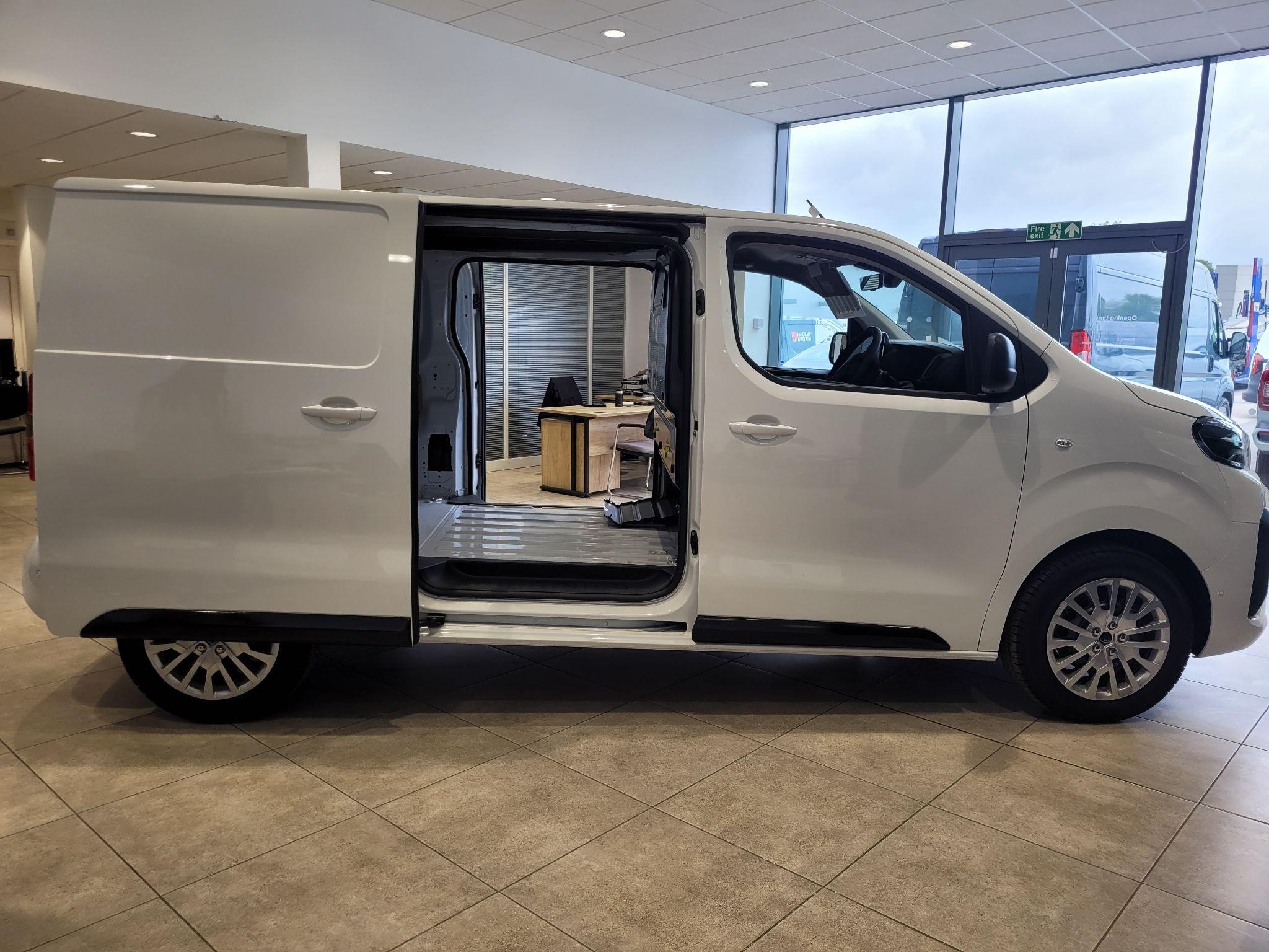 Peugeot Expert Image 1