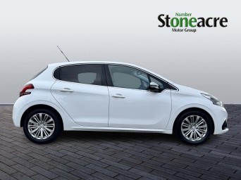 Peugeot 208 1.2 PureTech Allure Hatchback 5dr Petrol Manual Euro 6 (82 ps) NY17CEF Image 2